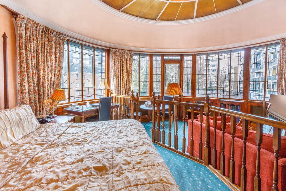 London Elizabeth, Room