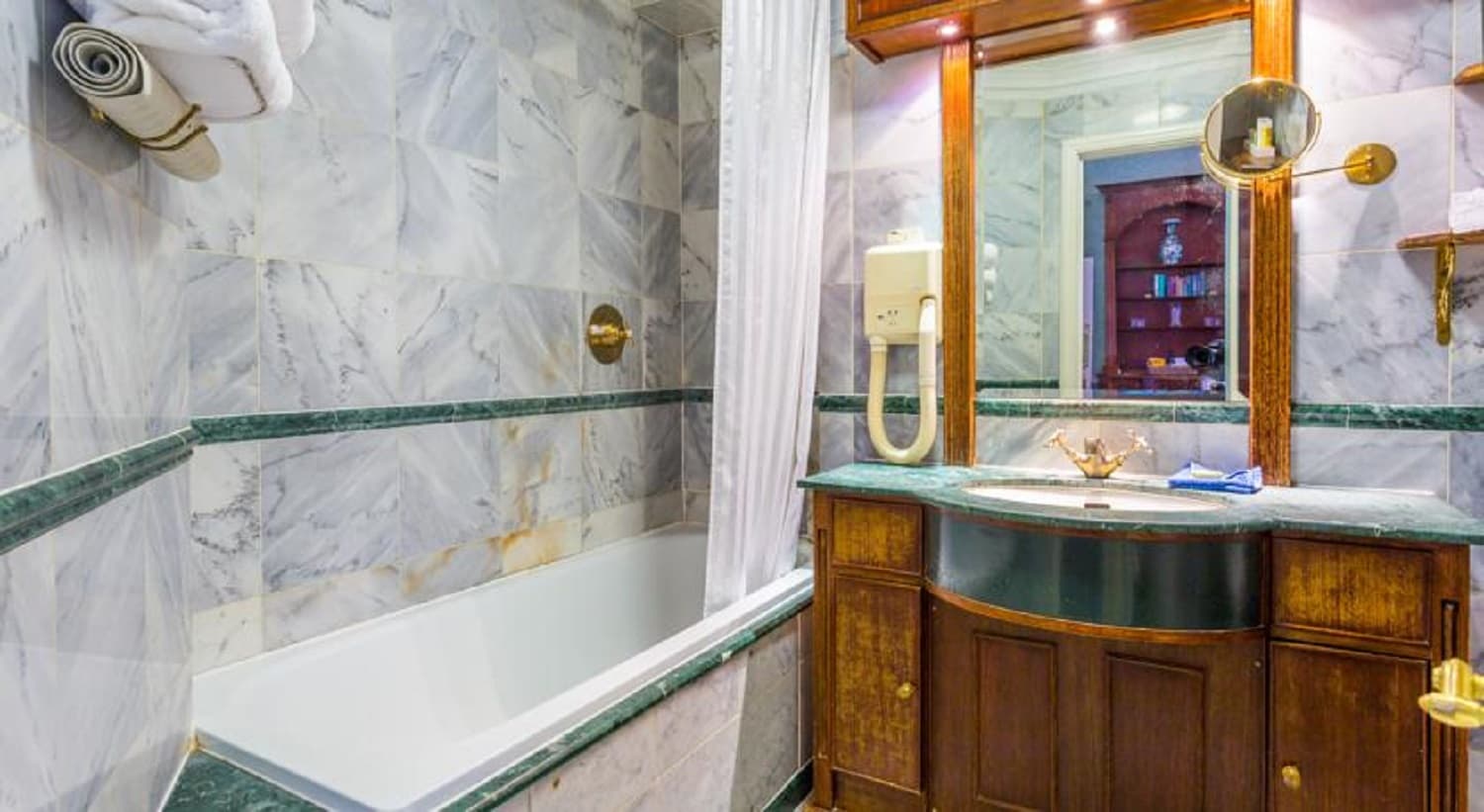 London Elizabeth, Room