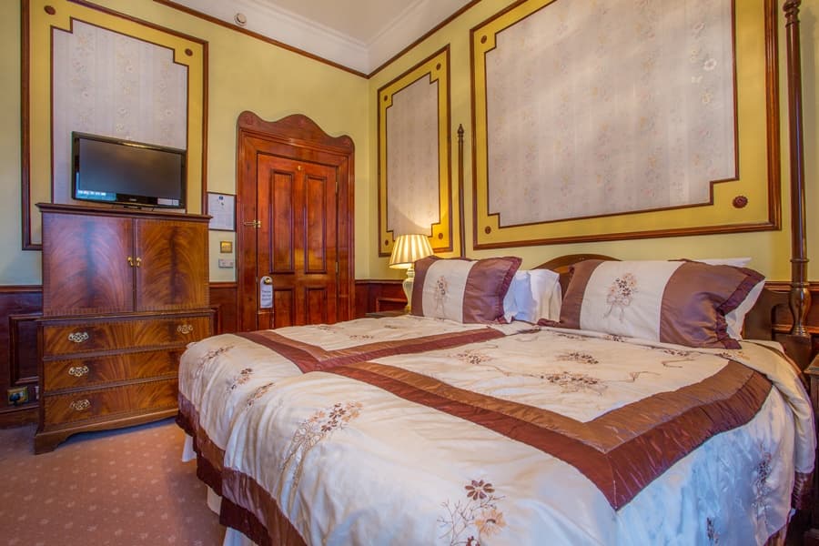 London Elizabeth, Room