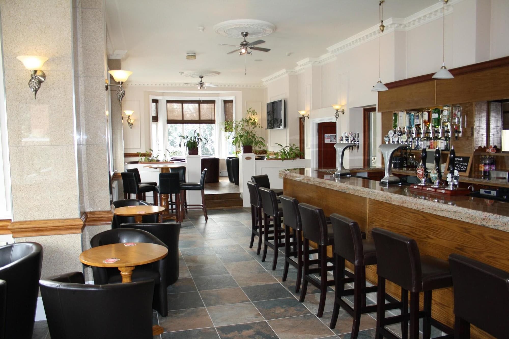 The Thames, Restaurant