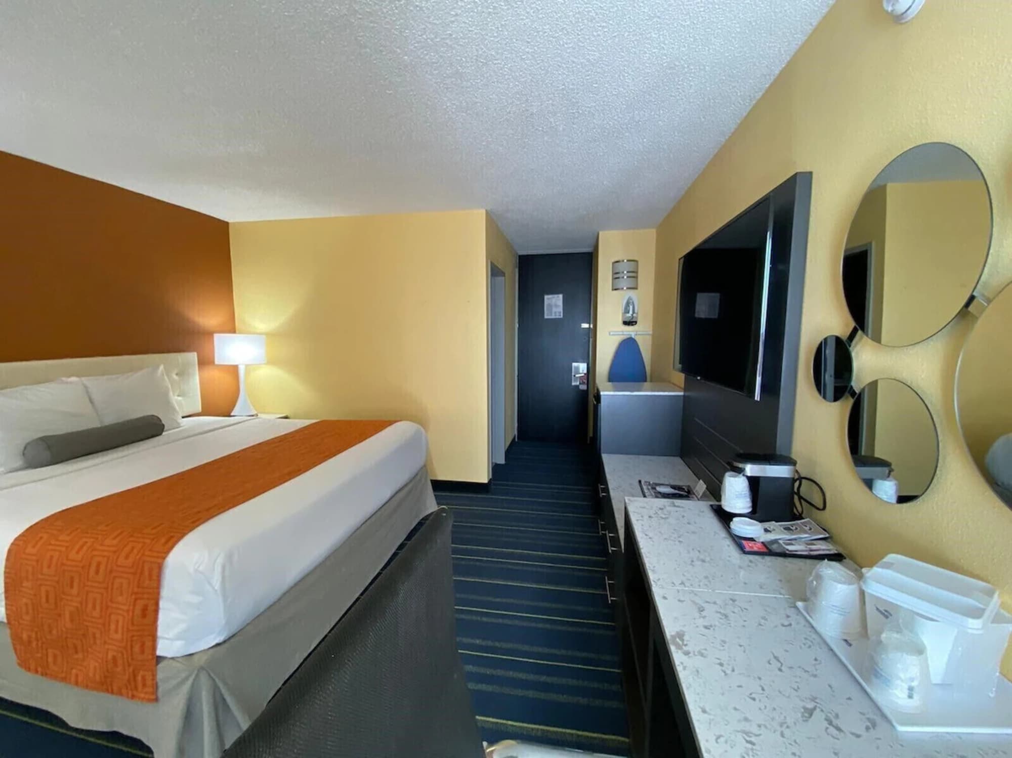 Howard Johnson By Wyndham Clifton Nj, Room