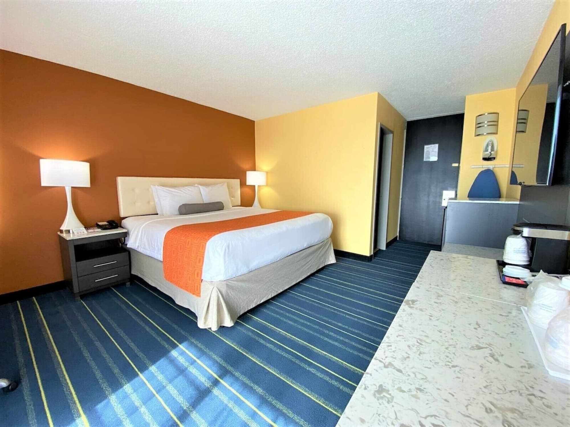 Howard Johnson By Wyndham Clifton Nj, Room