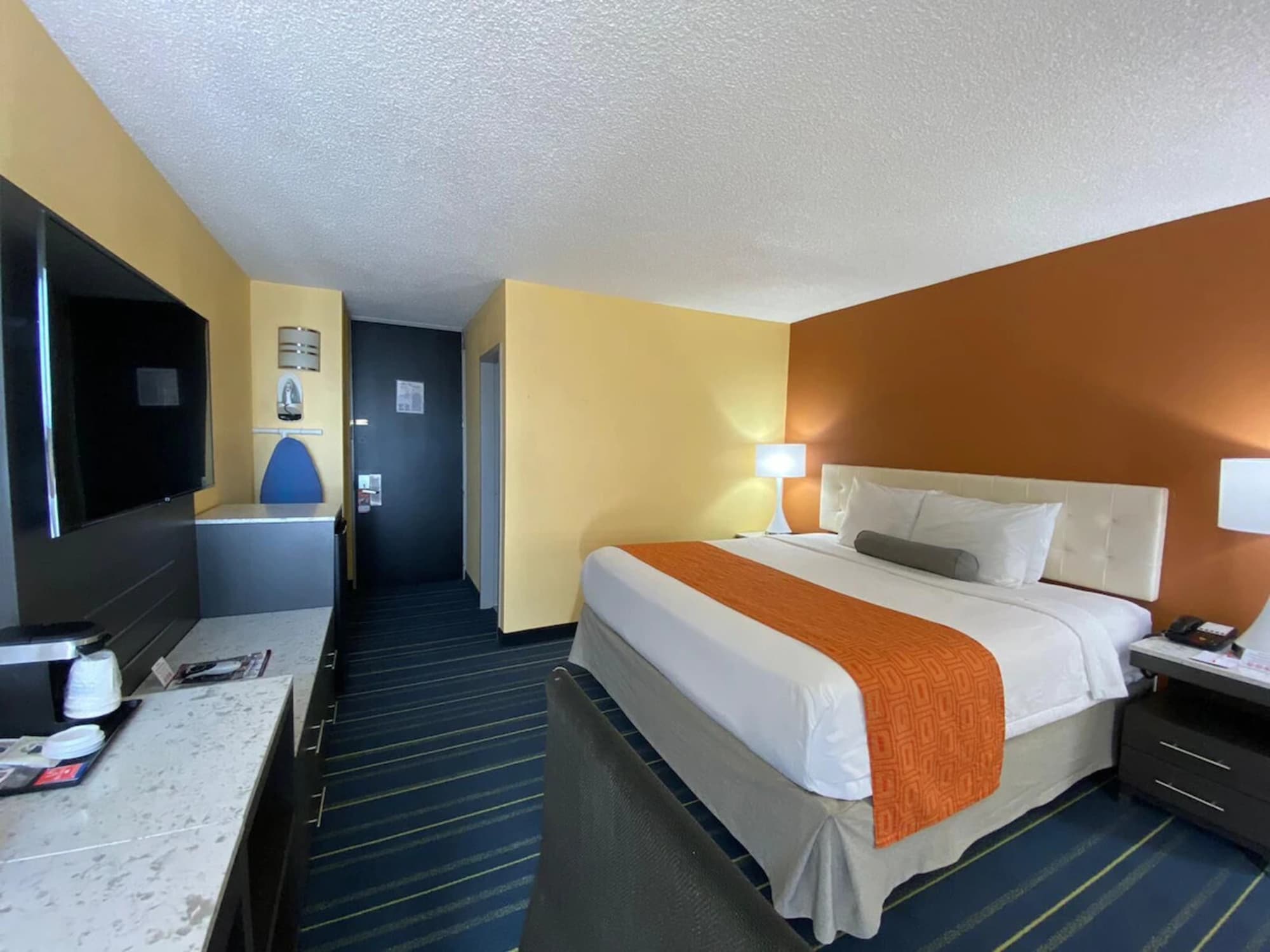 Howard Johnson By Wyndham Clifton Nj, Room