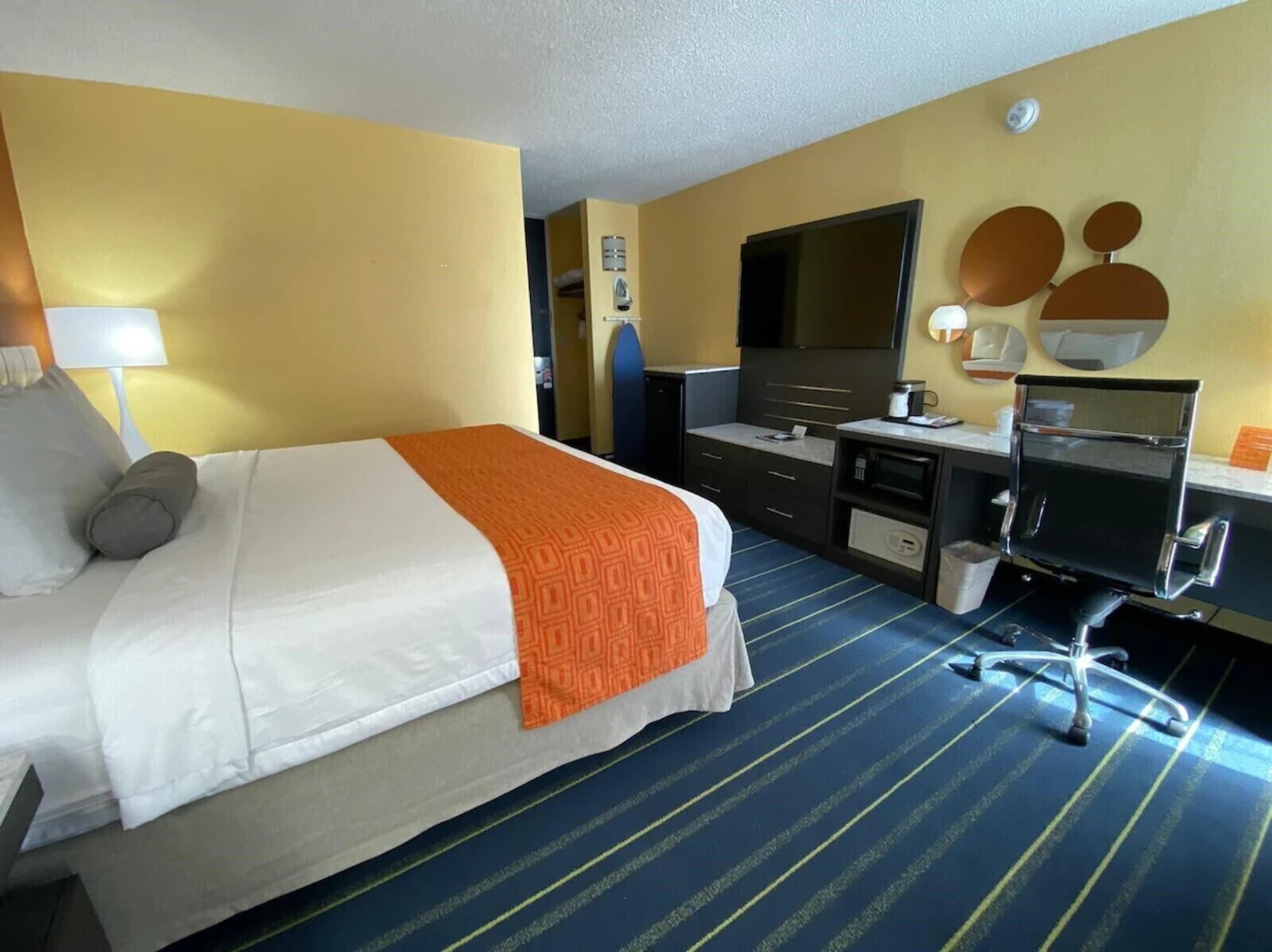 Howard Johnson By Wyndham Clifton Nj, Room