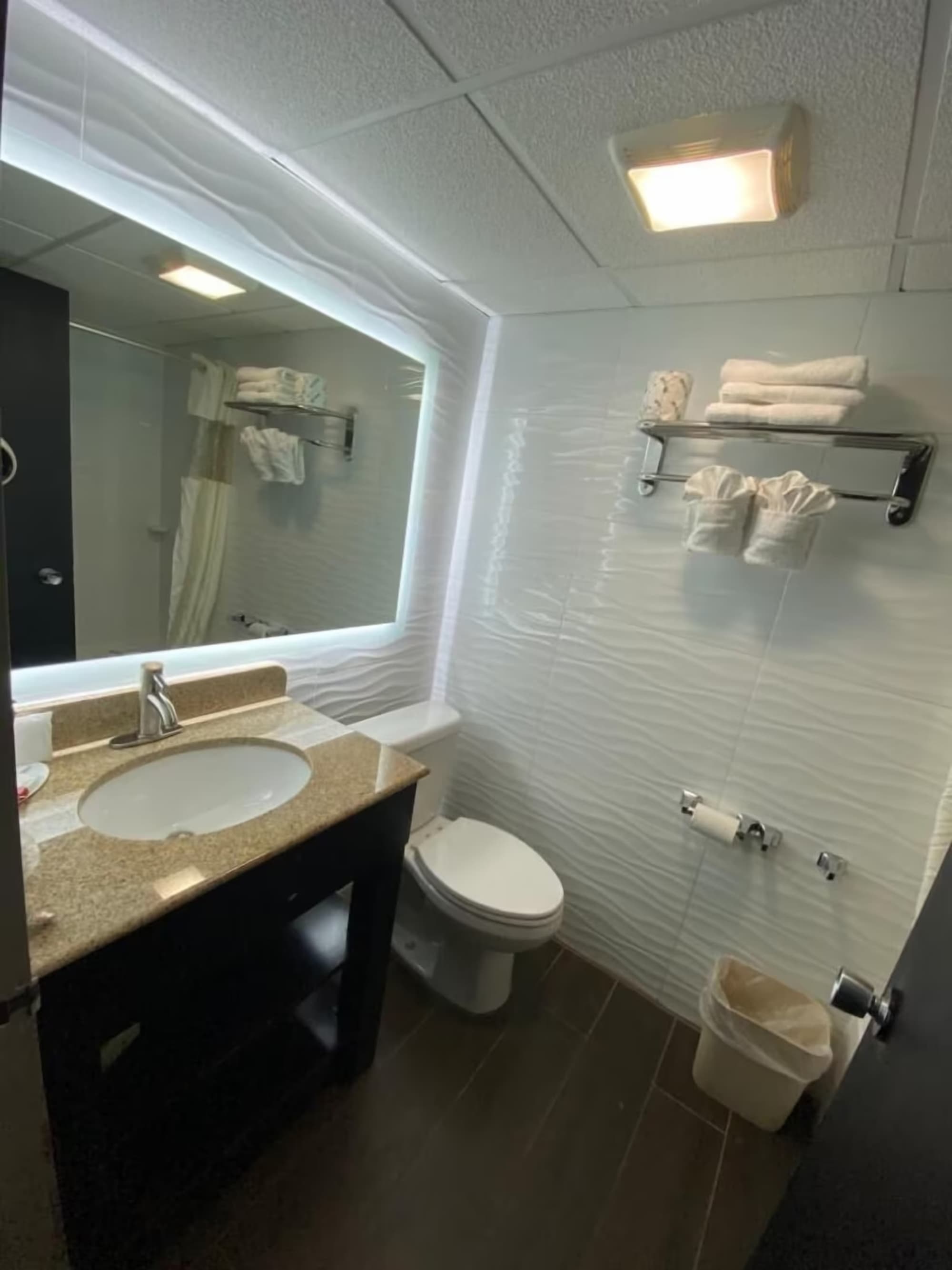 Howard Johnson By Wyndham Clifton Nj, Room