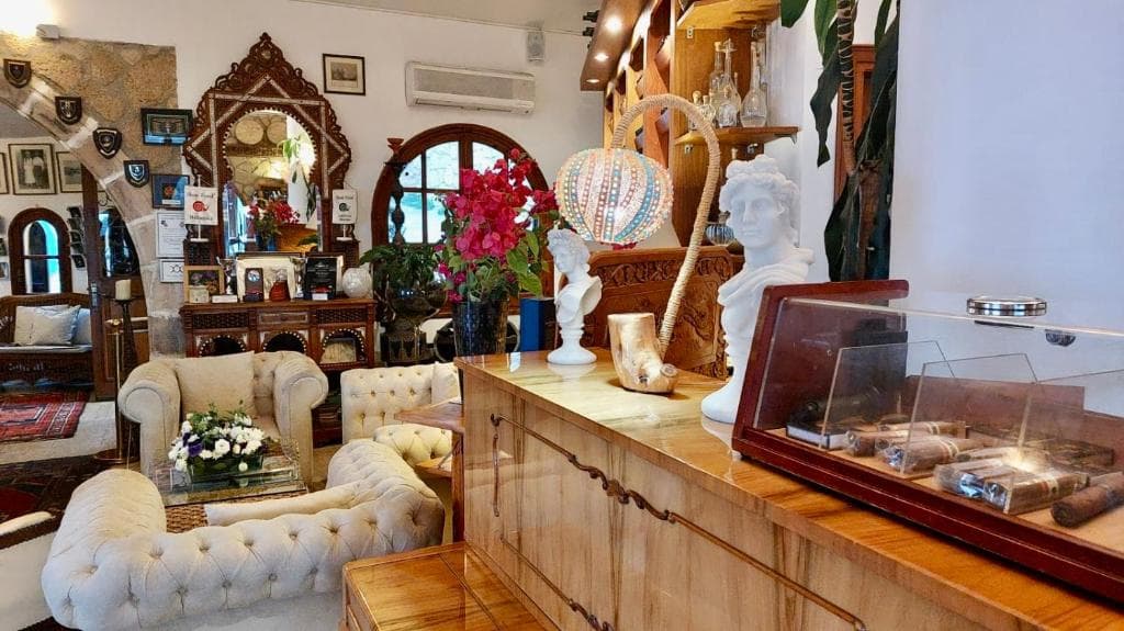 Bellapais Gardens, Lobby