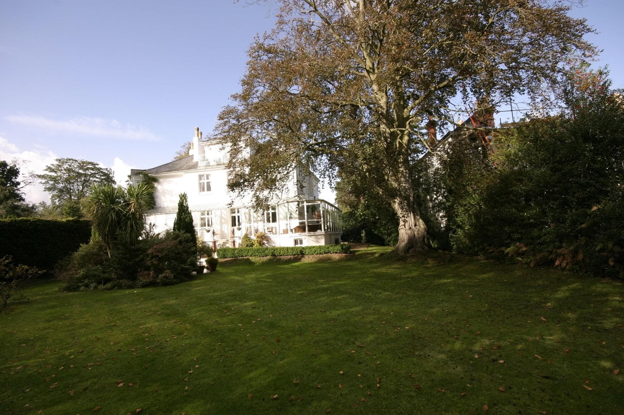 Fines Bayliwick Country House, Sports and Entertainment