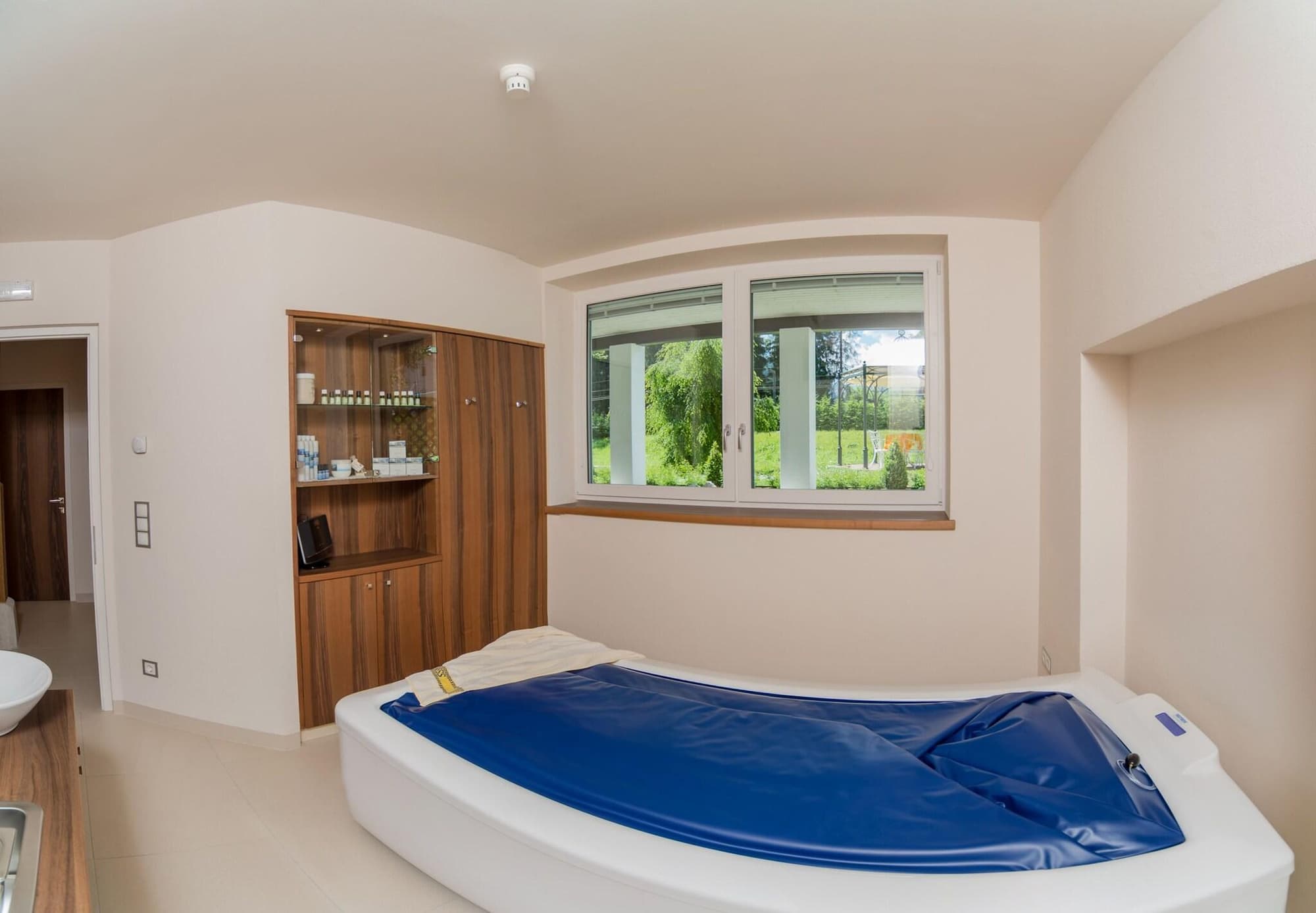 Park Hotel Bellevue, Sports and Entertainment