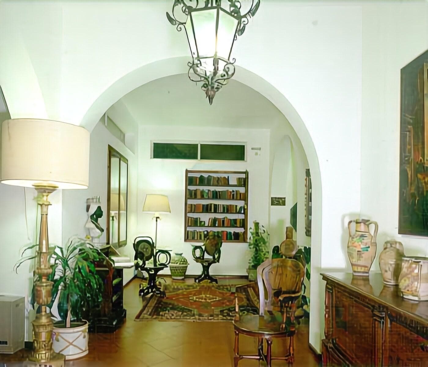 Villa Sirina, Lobby