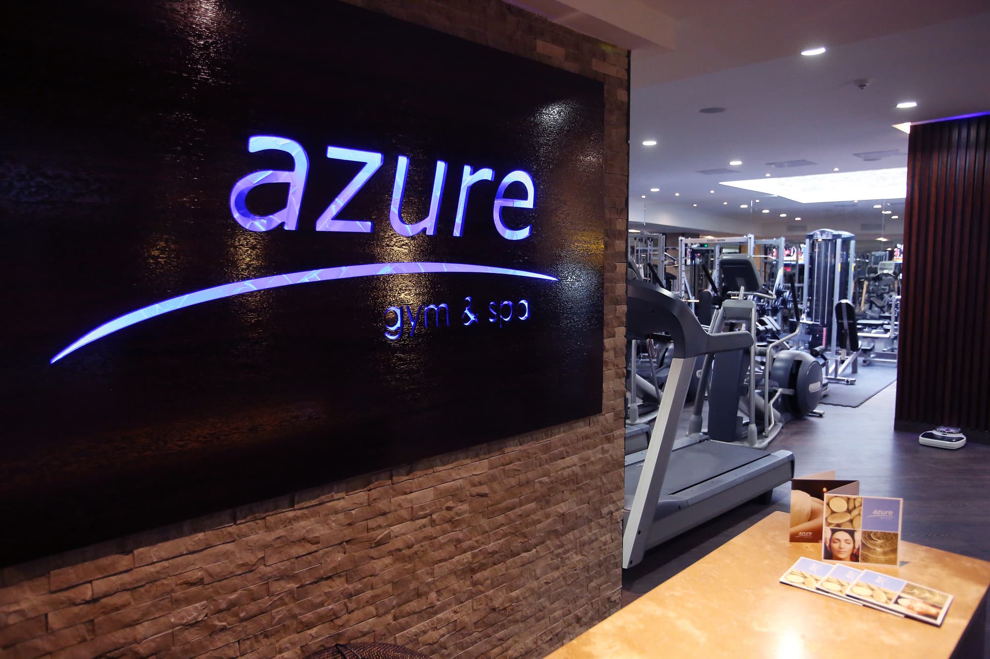 Reina Isabel, Sports and Entertainment