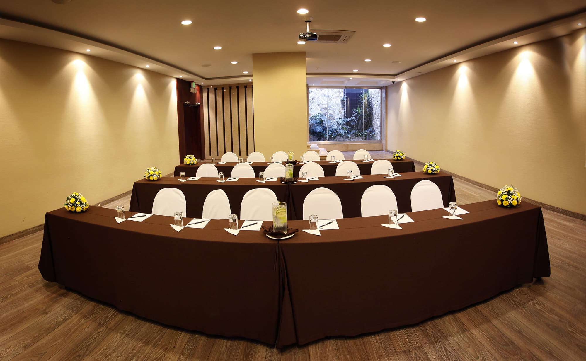 Reina Isabel, Conferences