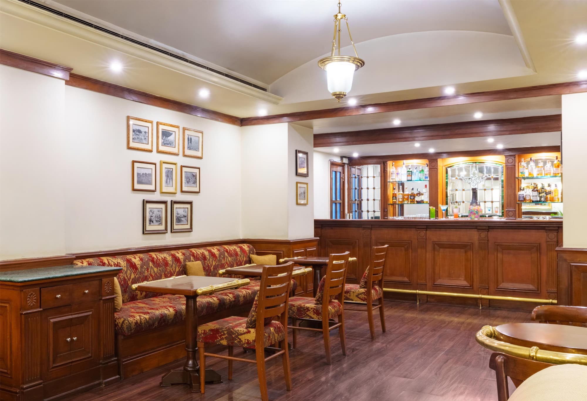 Radisson Hotel Varanasi, Bar