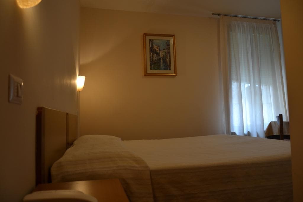 Canada Hotel, Room