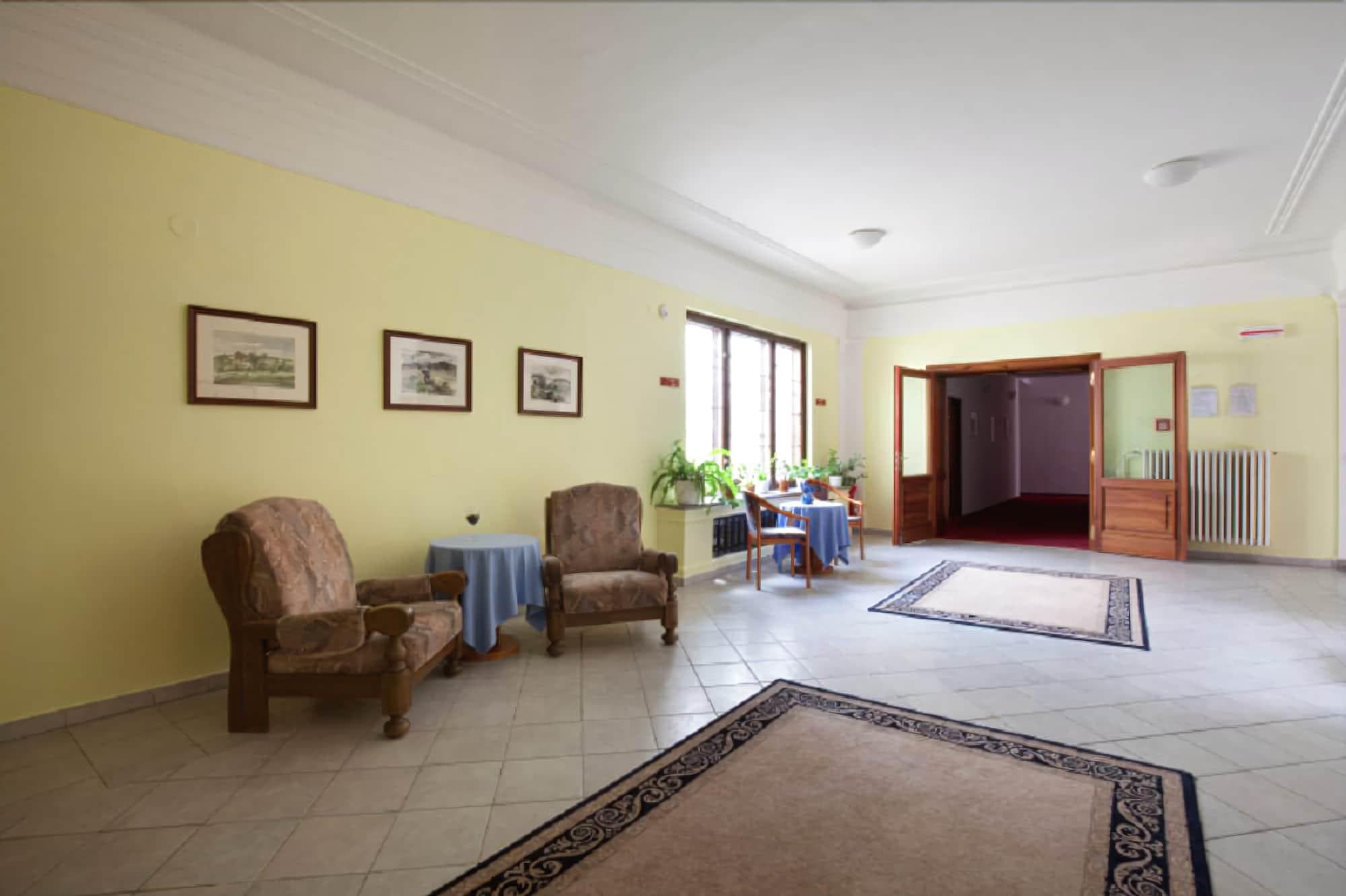 U Cernoho Orla, Lobby