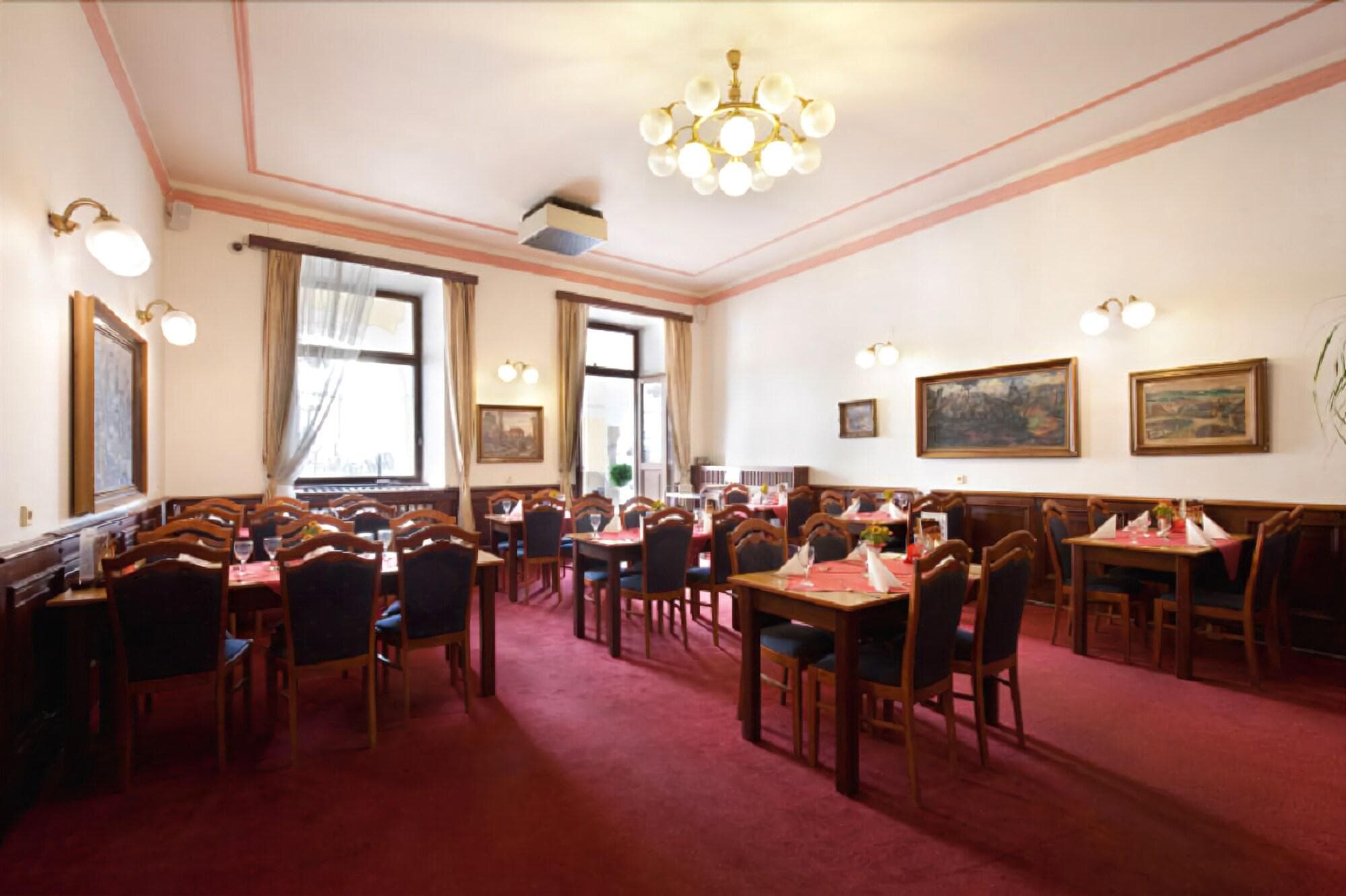 U Cernoho Orla, Restaurant