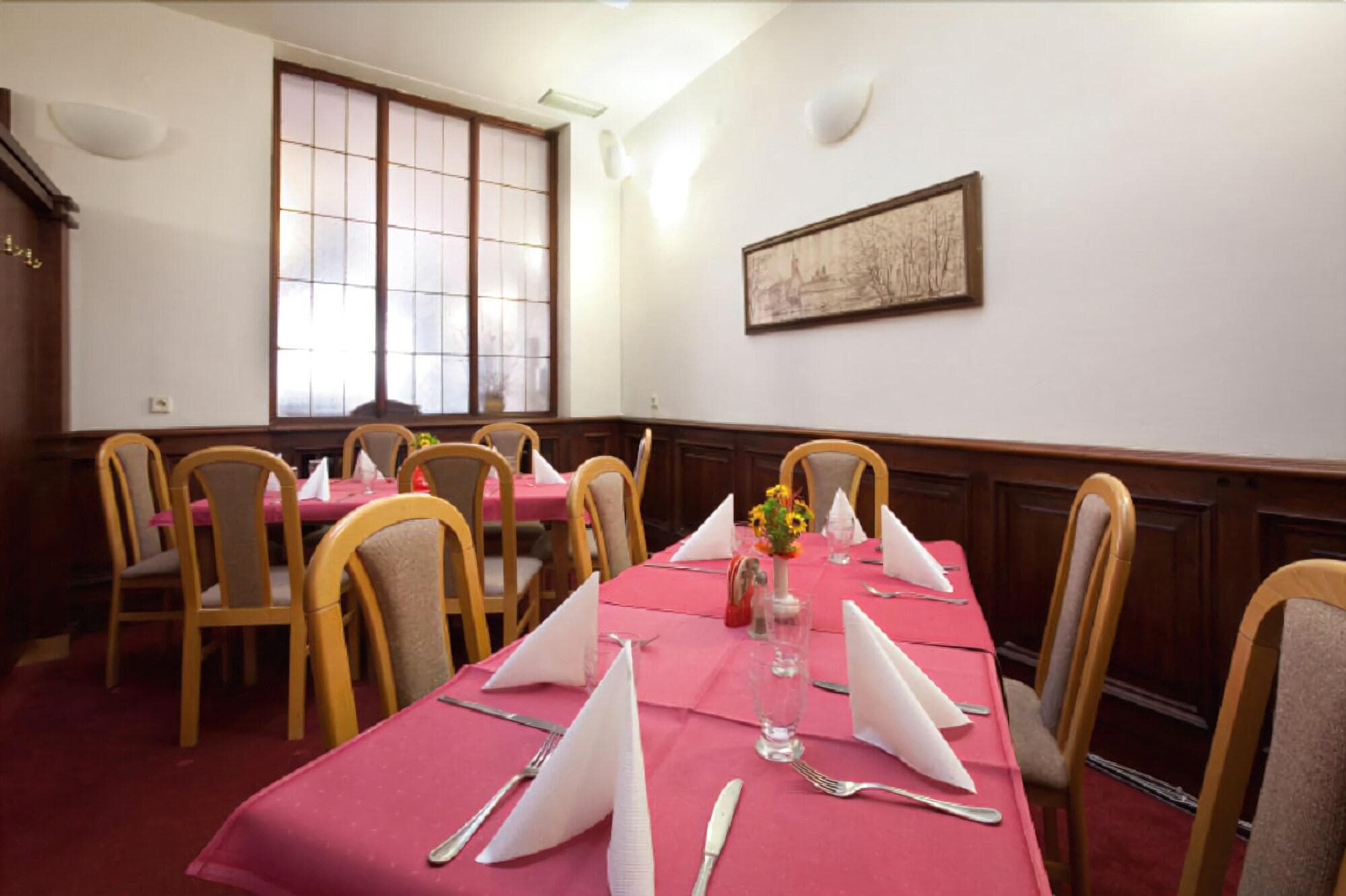 U Cernoho Orla, Restaurant