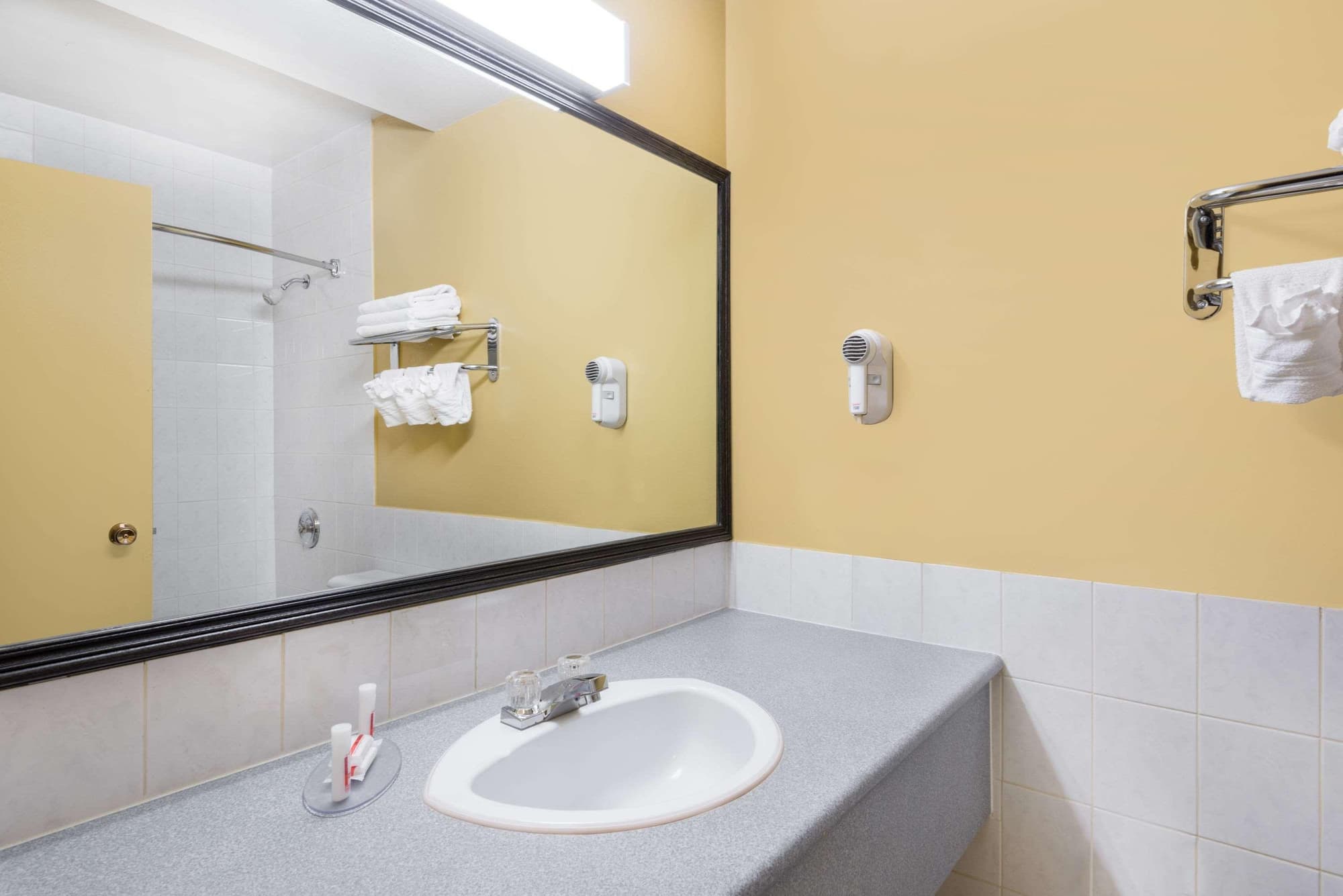 Super 8 By Wyndham Thunder Bay, Room