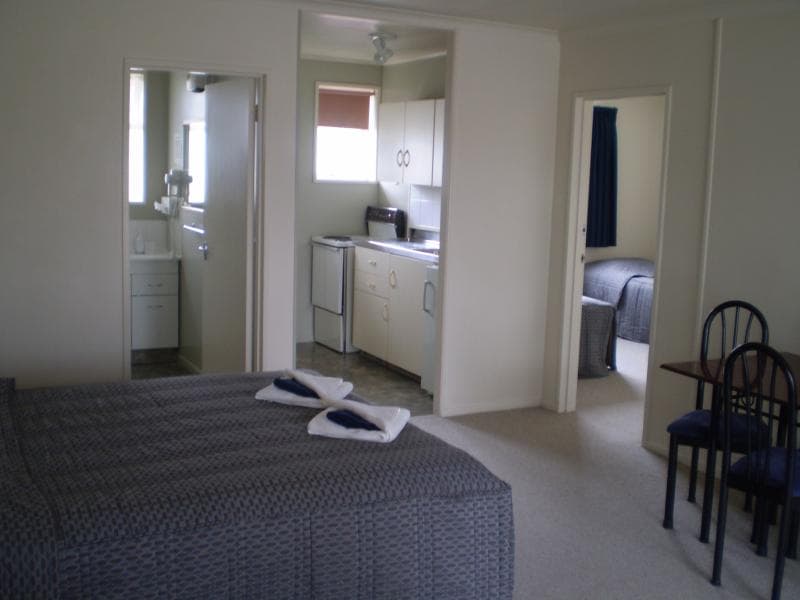 AAA Thames Court Motel, General view