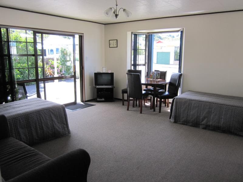 AAA Thames Court Motel, General view