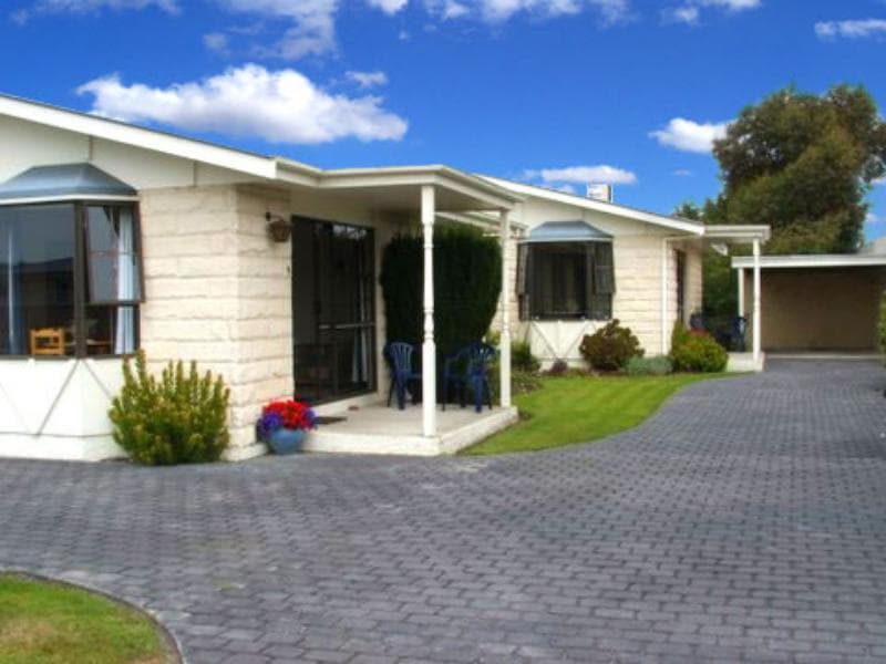 AAA Thames Court Motel, General view