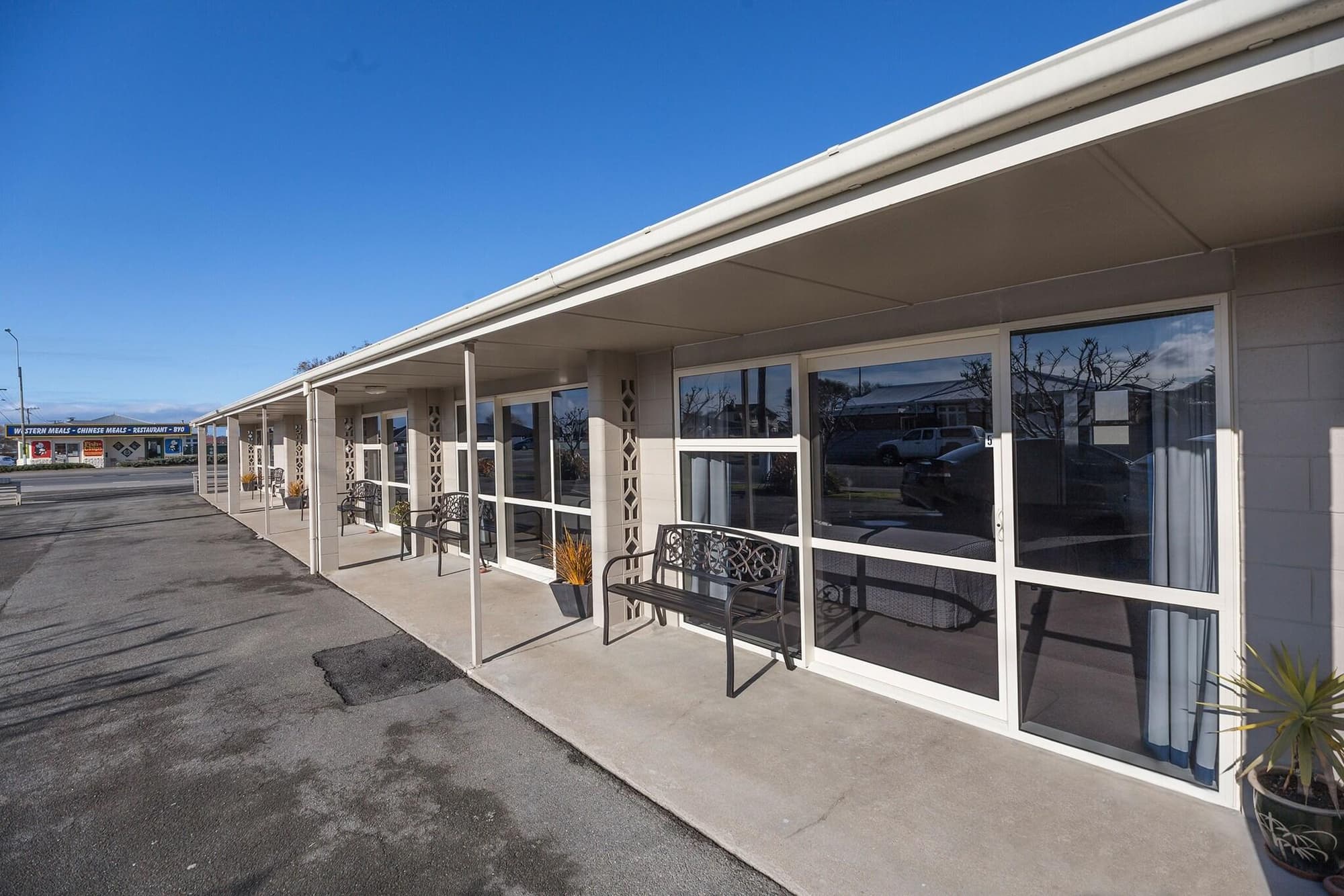 AAA Thames Court Motel, Terrace
