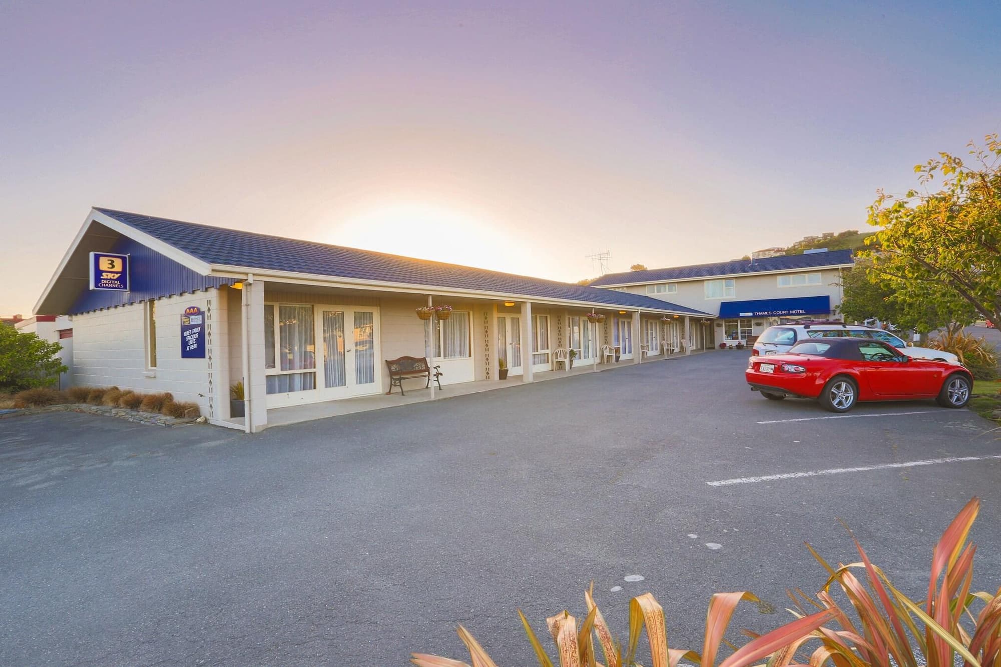 AAA Thames Court Motel, General view