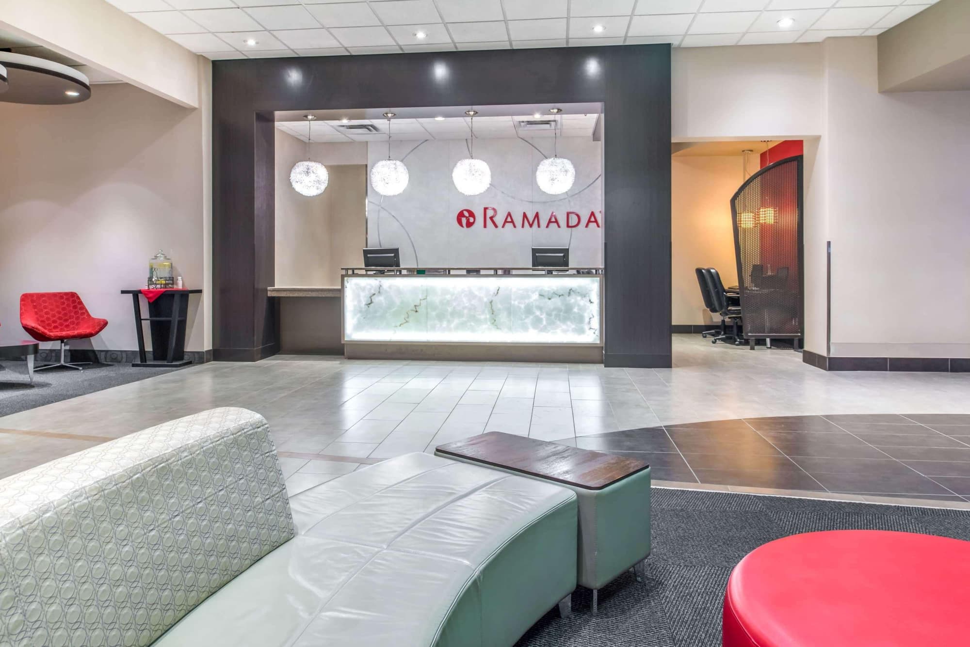 Ramada by Wyndham Saskatoon, Lobby