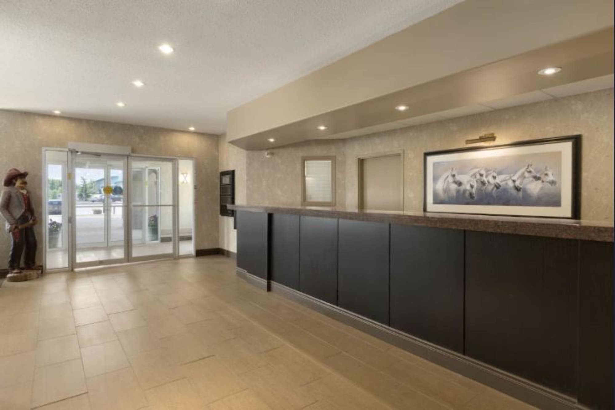 Days Inn & Suites By Wyndham Brandon, Lobby