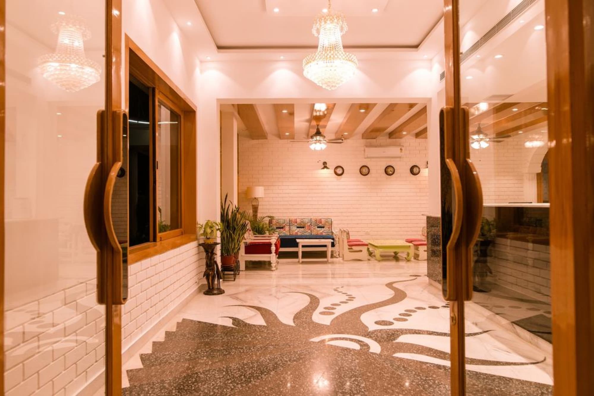 Gautam Hotel, Lobby