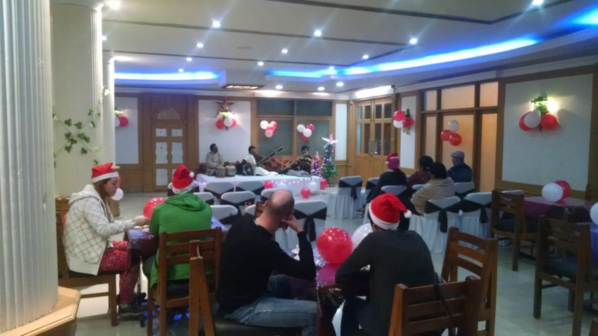 Gautam Hotel, Restaurant