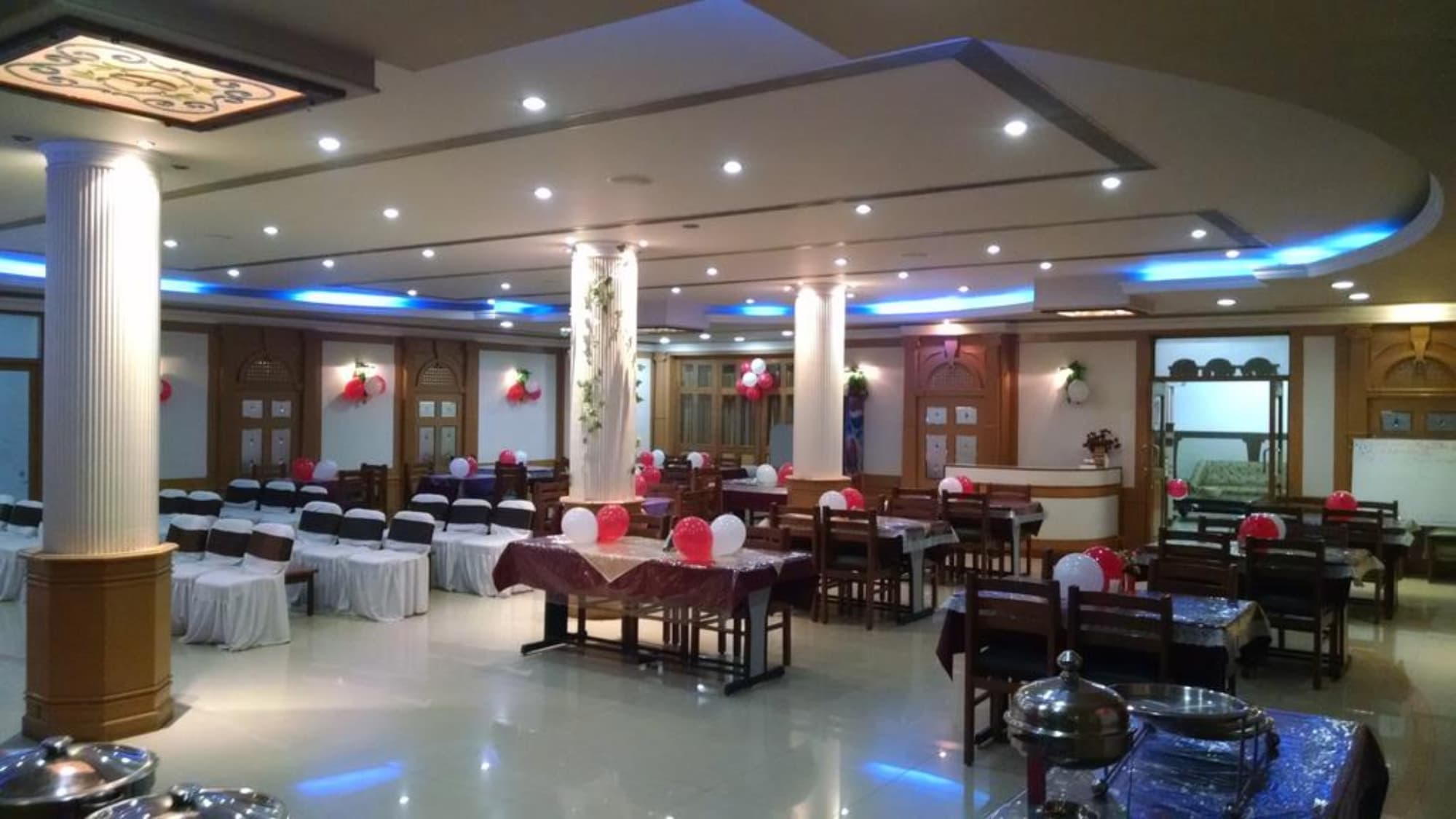 Gautam Hotel, Restaurant
