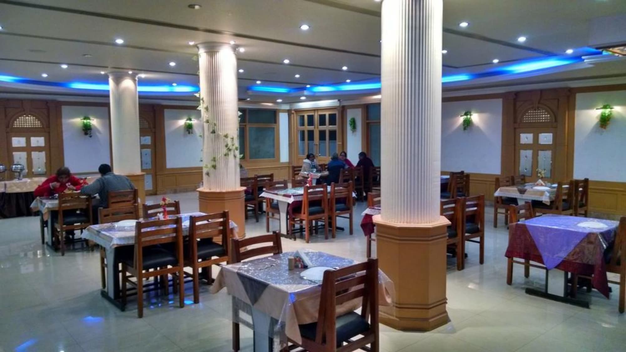 Gautam Hotel, Restaurant