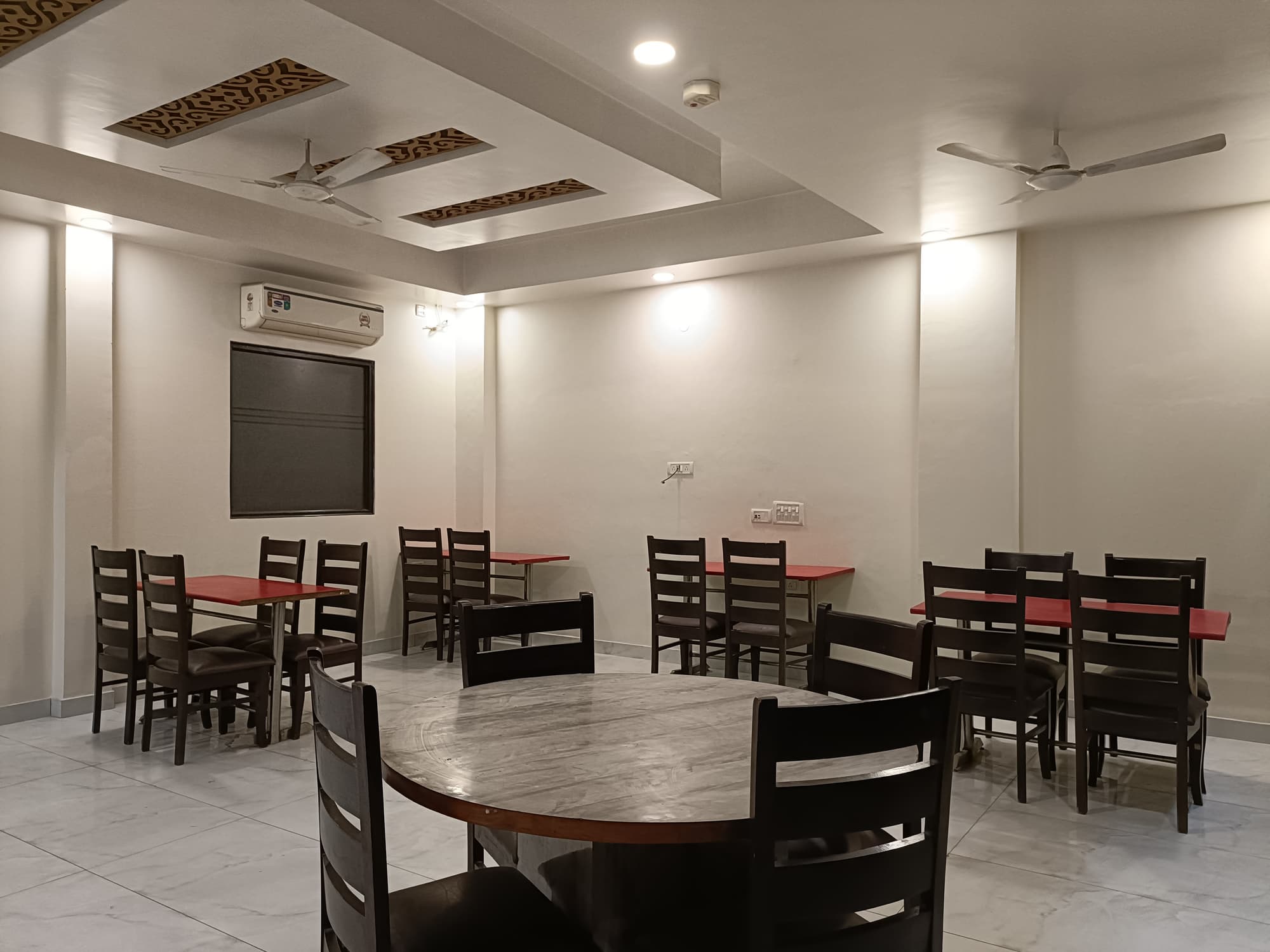 Airport Hotel Mayank Residency, Restaurant