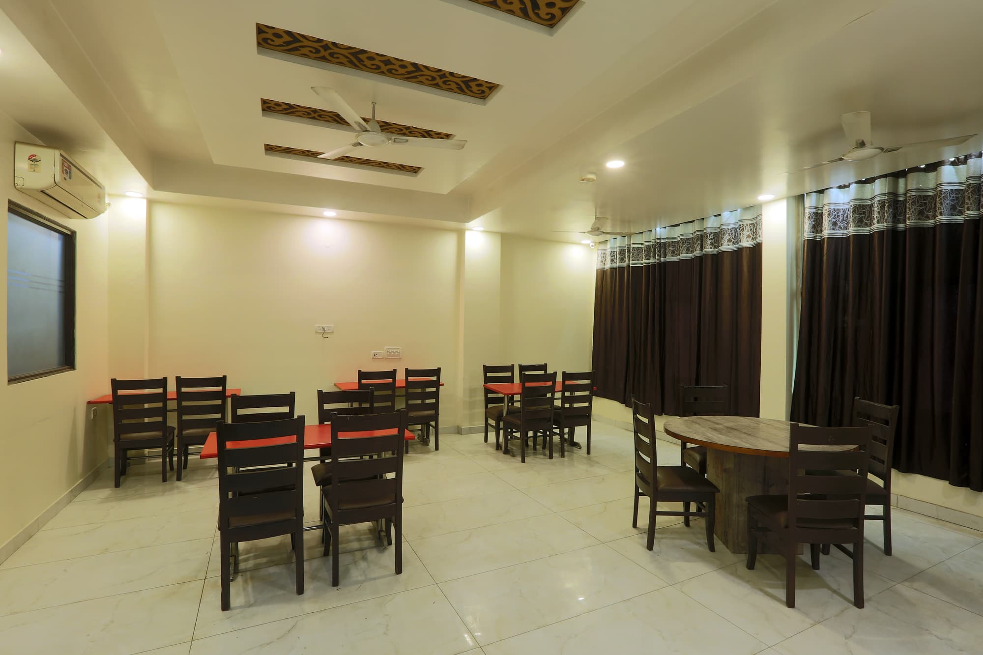 Airport Hotel Mayank Residency, Restaurant