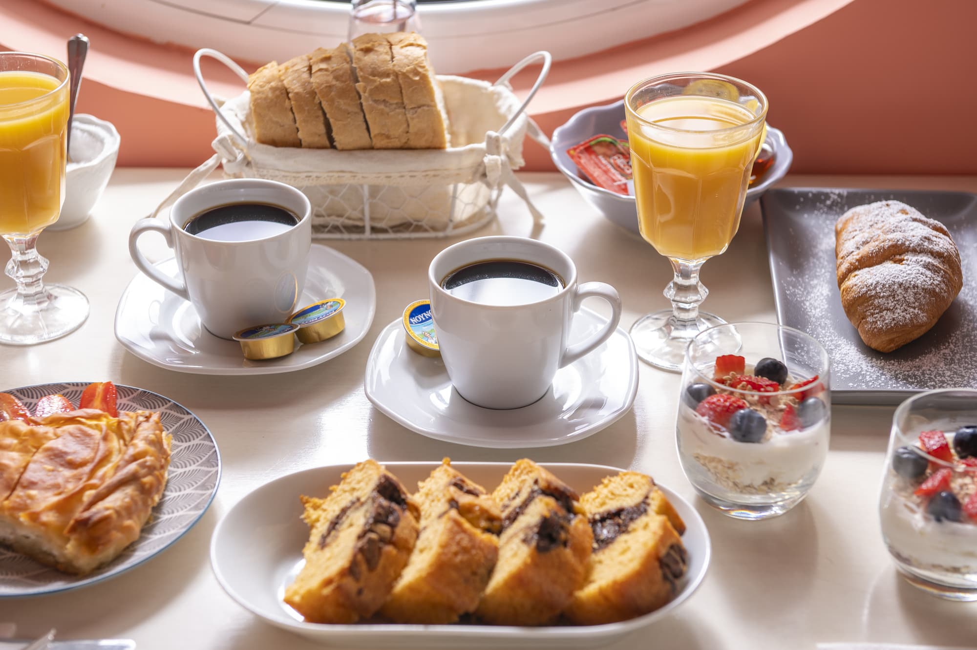 Ouzas  Luxury Hotel, Restaurant