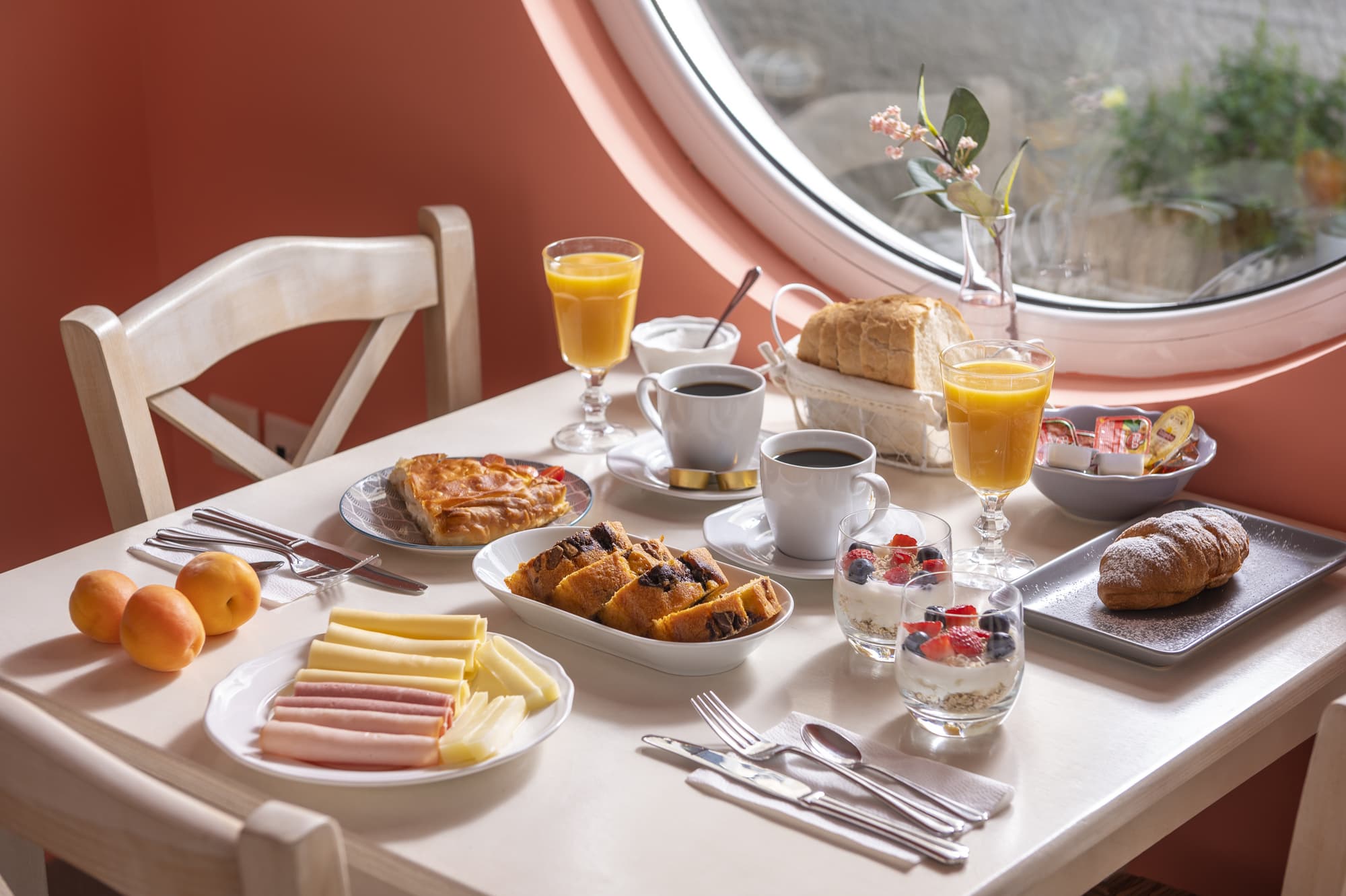 Ouzas  Luxury Hotel, Restaurant