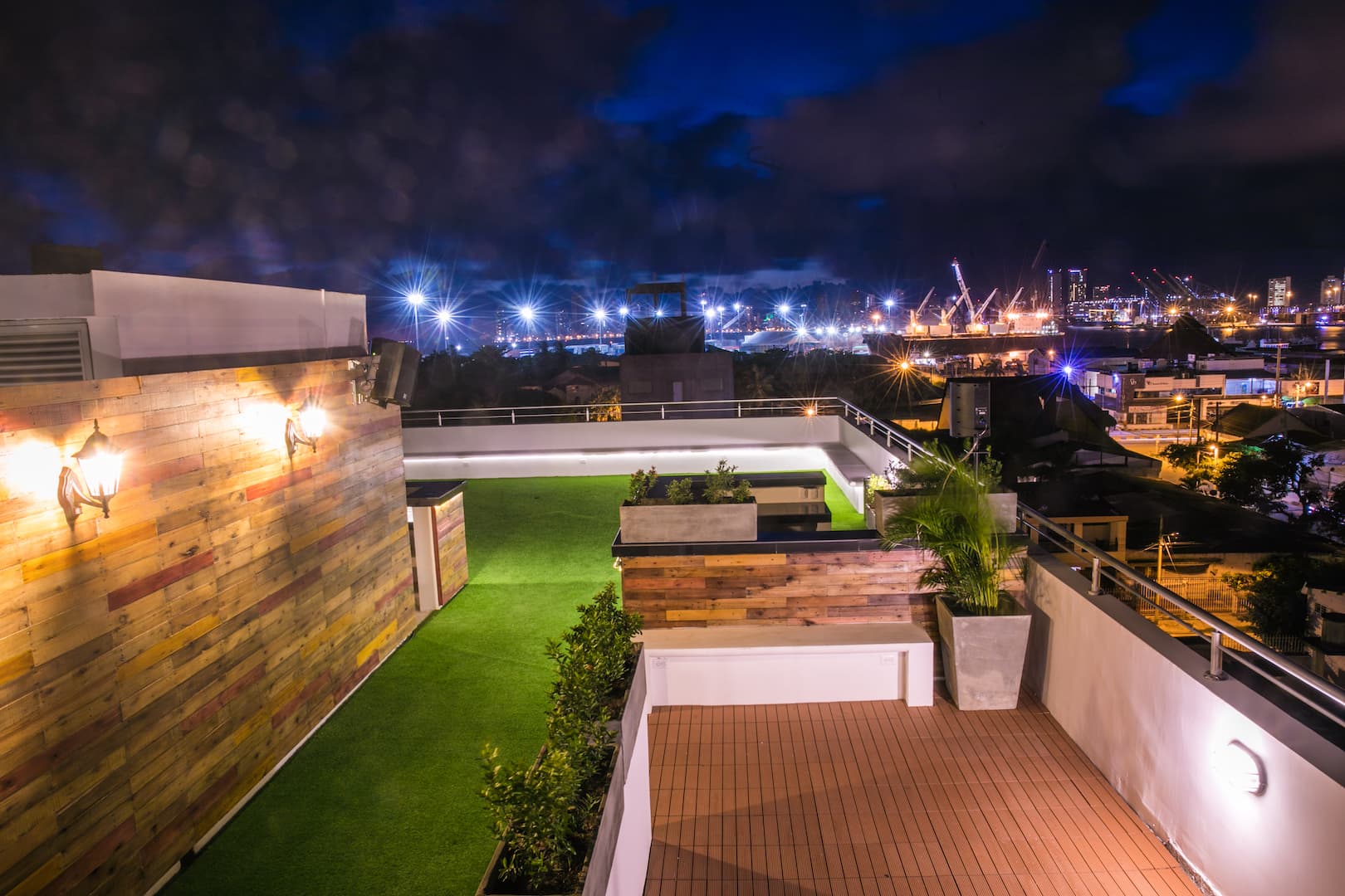 Avenida Buenos Aires, Terrace