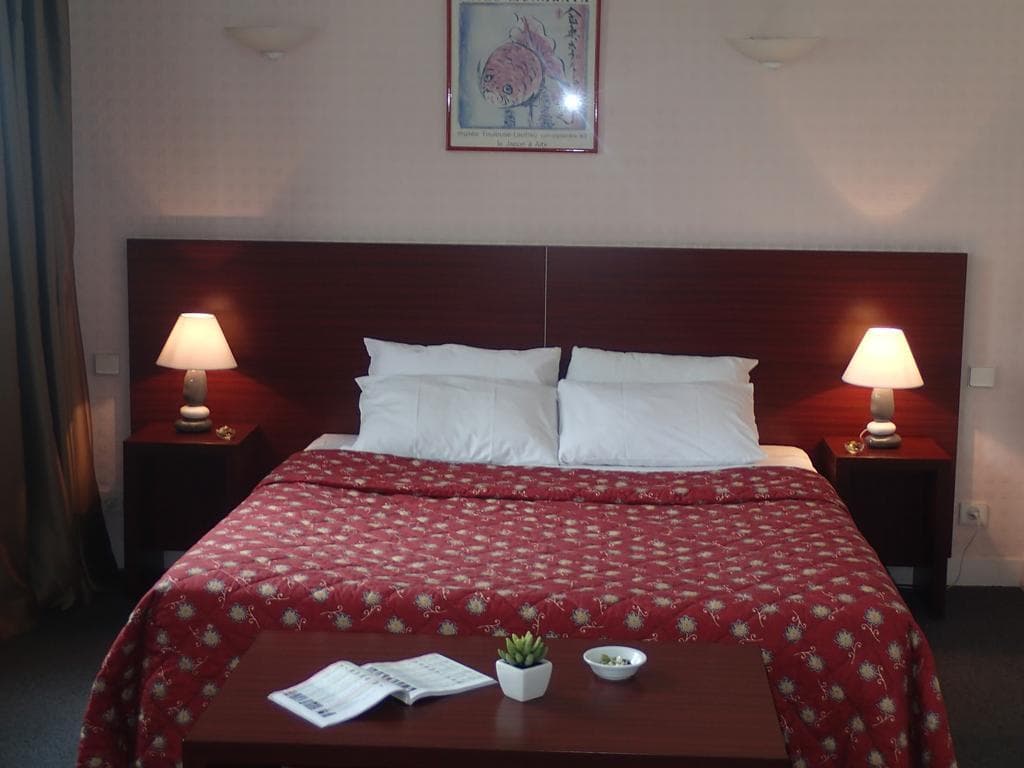 Logis Grand Hotel d'Orléans- Rest. le goulu, Room