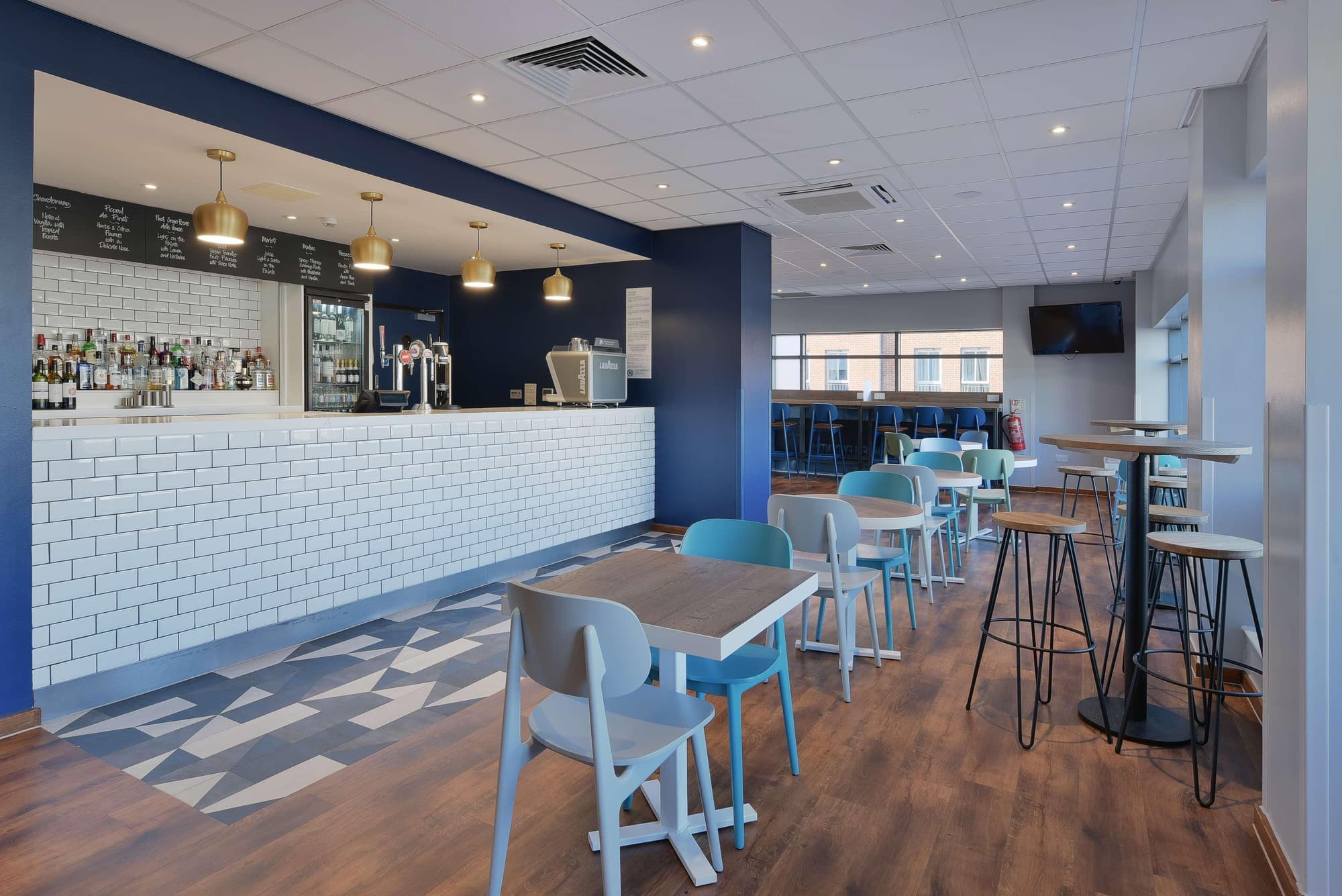 Travelodge Camberley Central, Bar