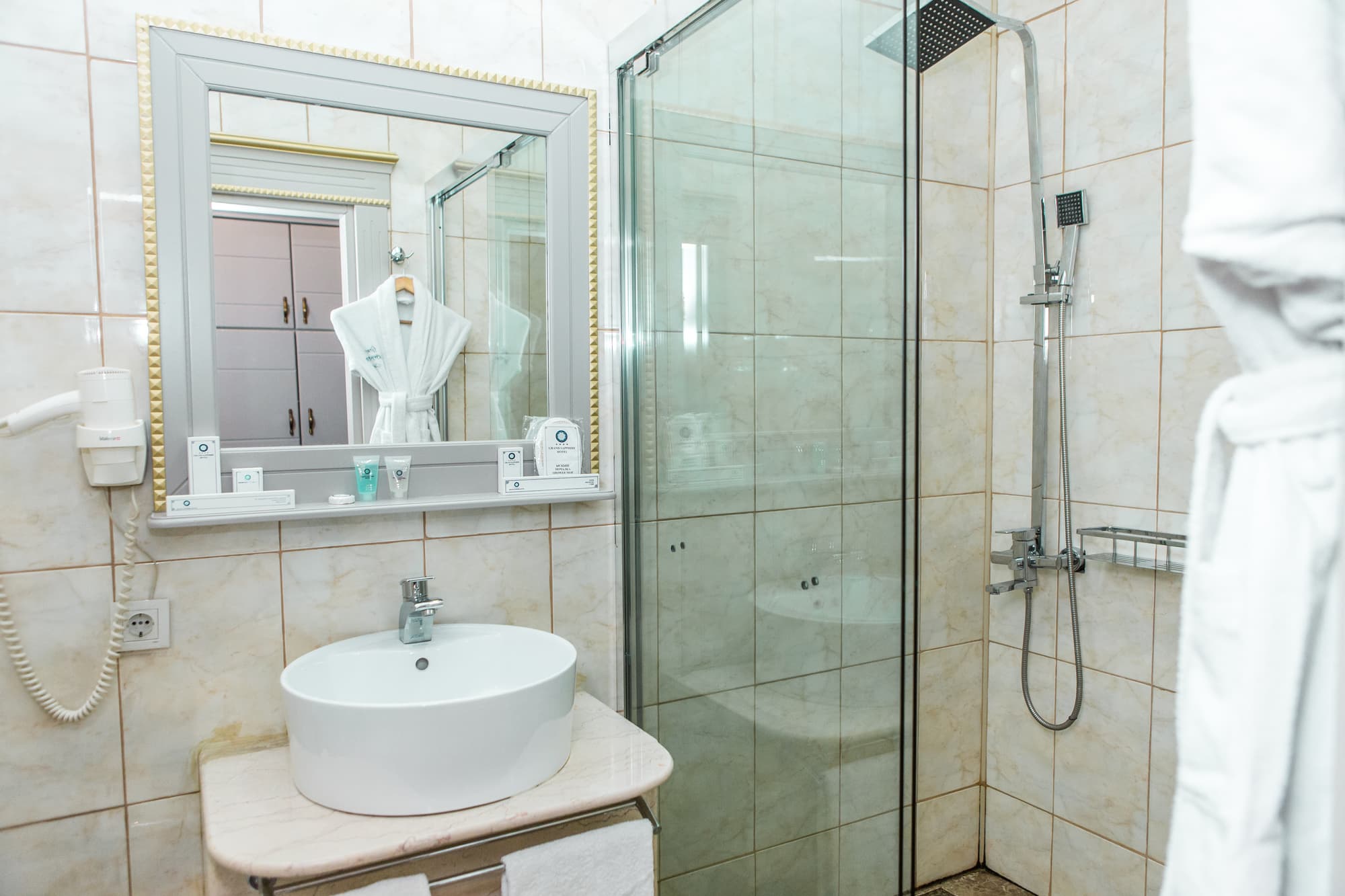 Grand  Sapphire, Room