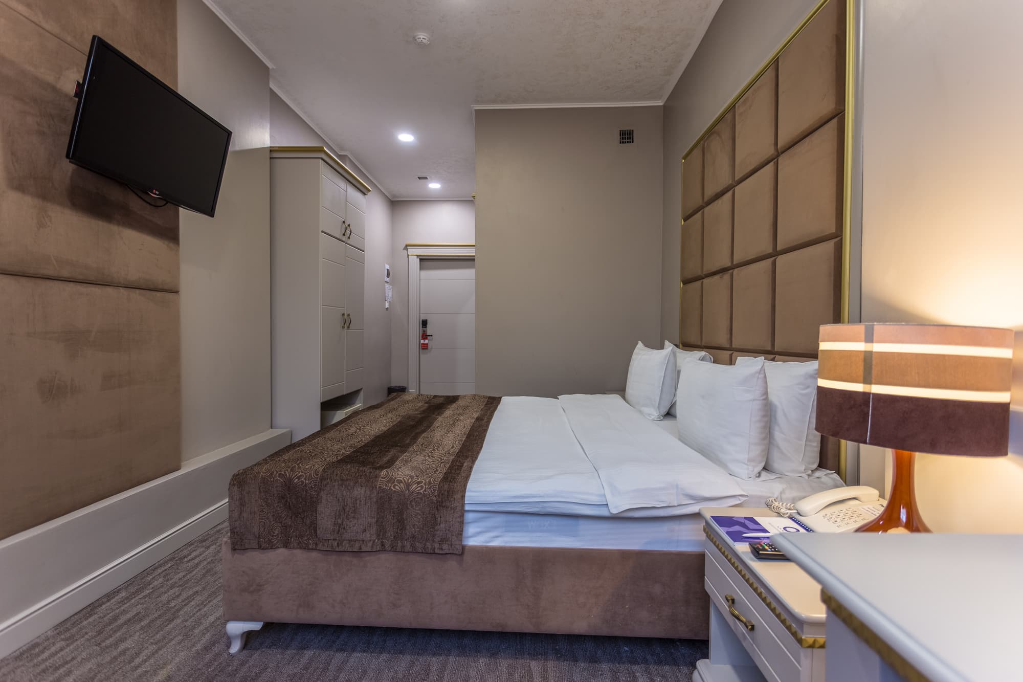 Grand  Sapphire, Room