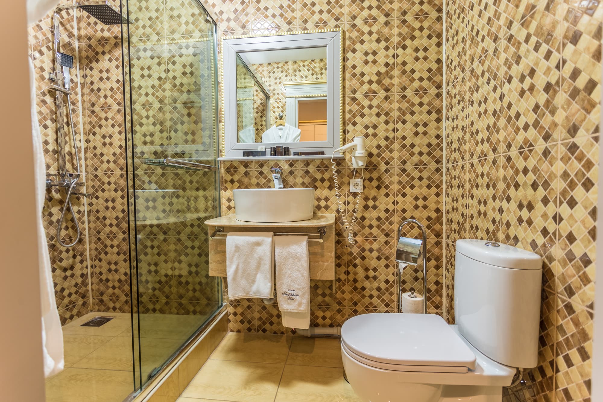 Grand  Sapphire, Room