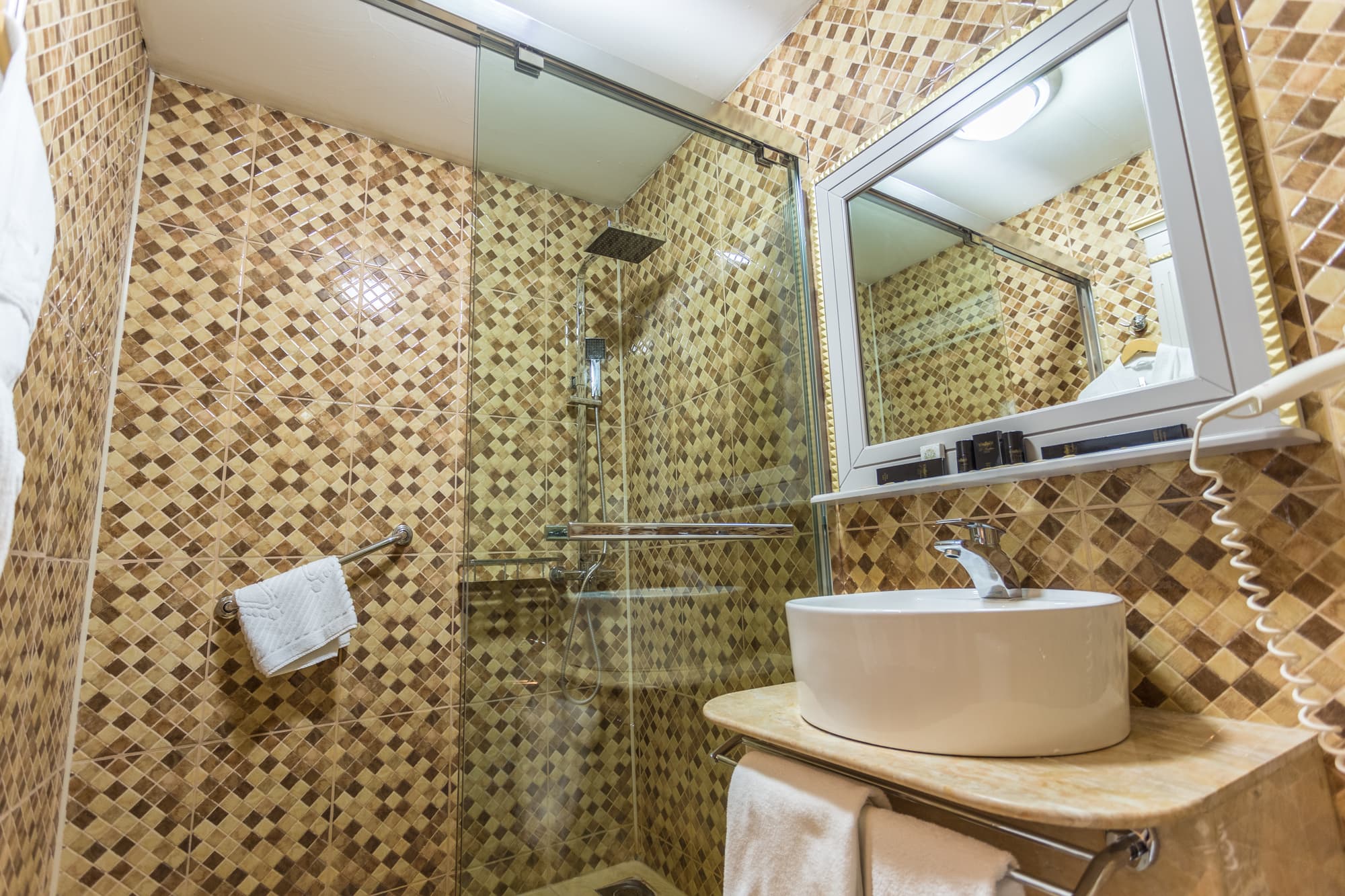 Grand  Sapphire, Room