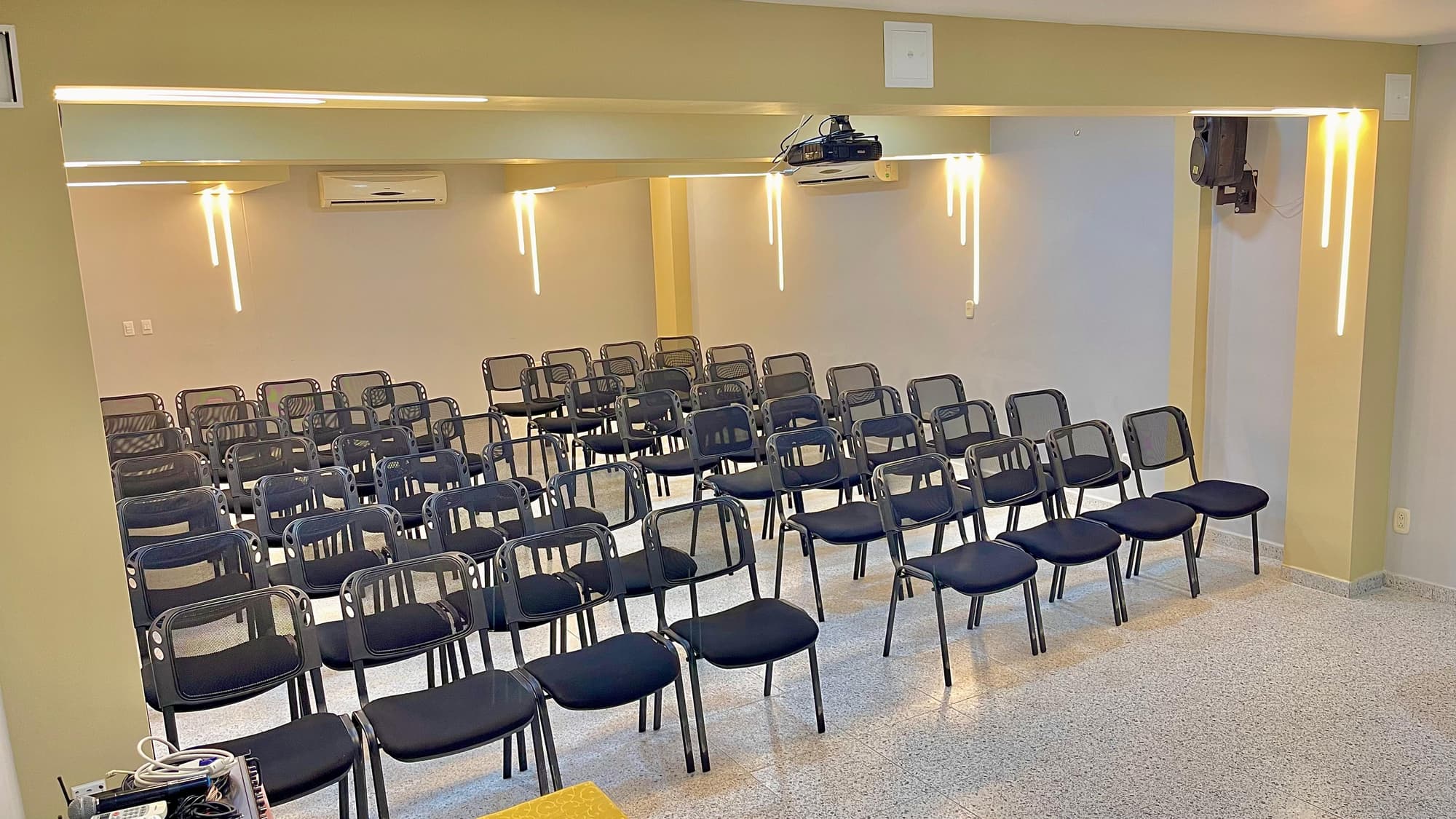 Cabecera Country, Conferences