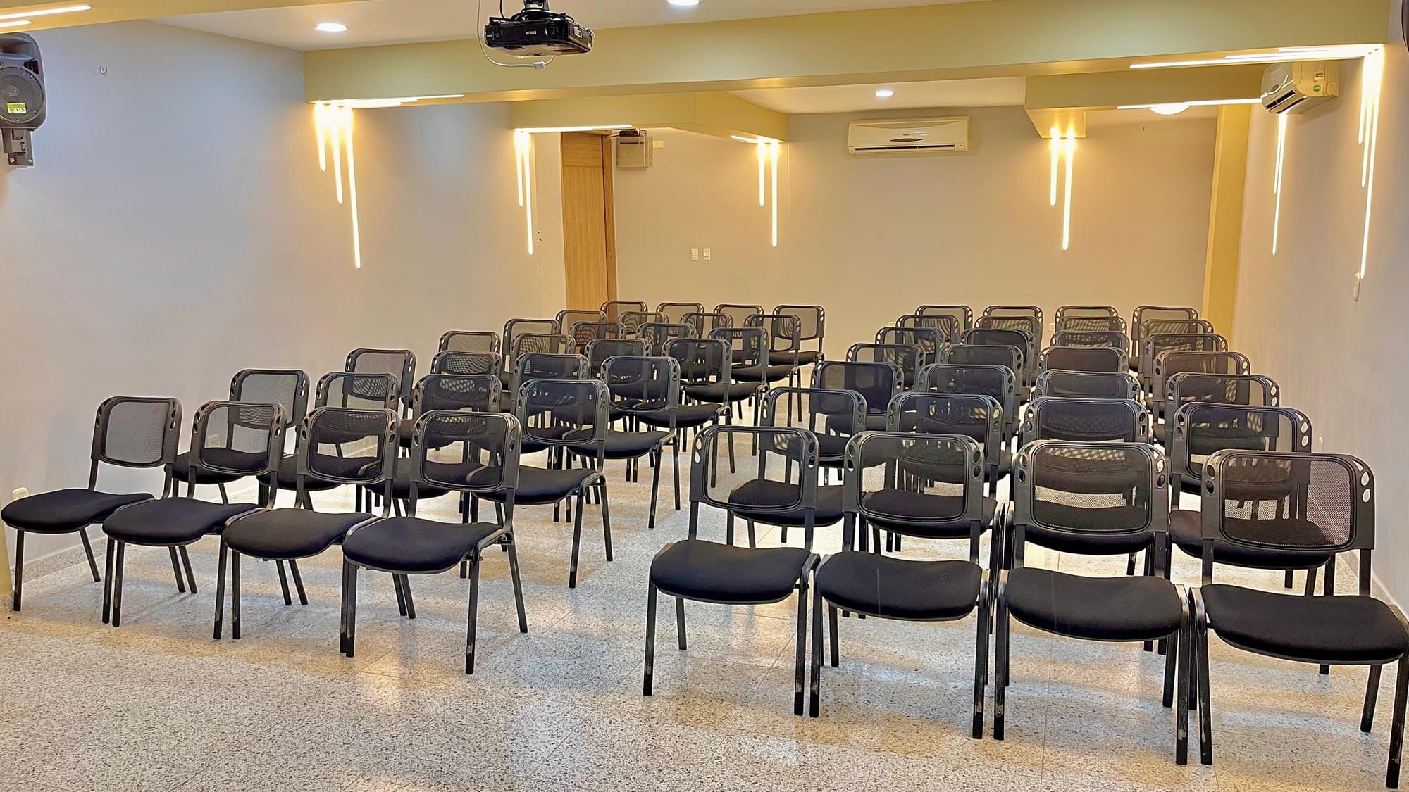 Cabecera Country, Conferences