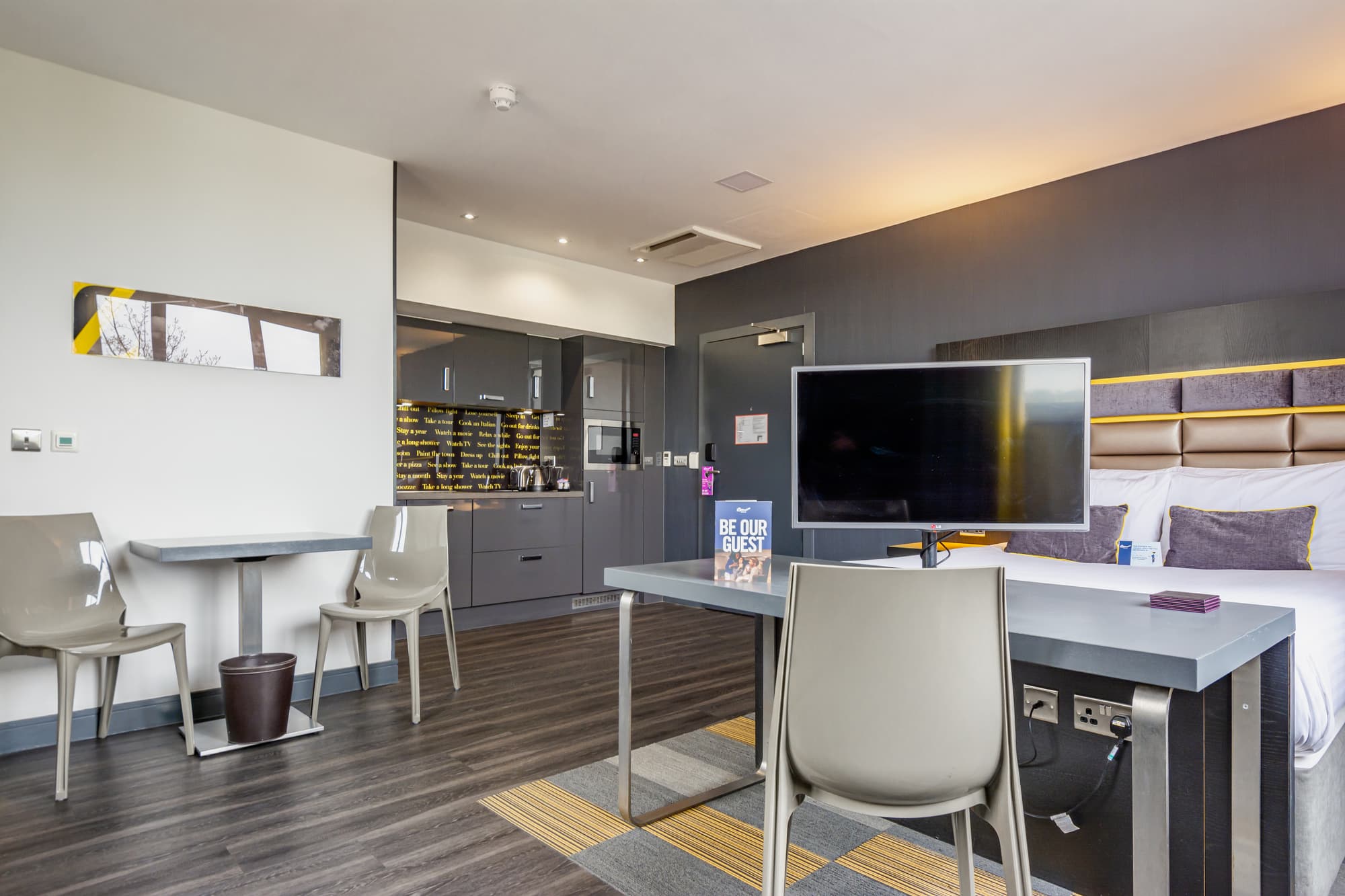 Roomzzz Nottingham, Room