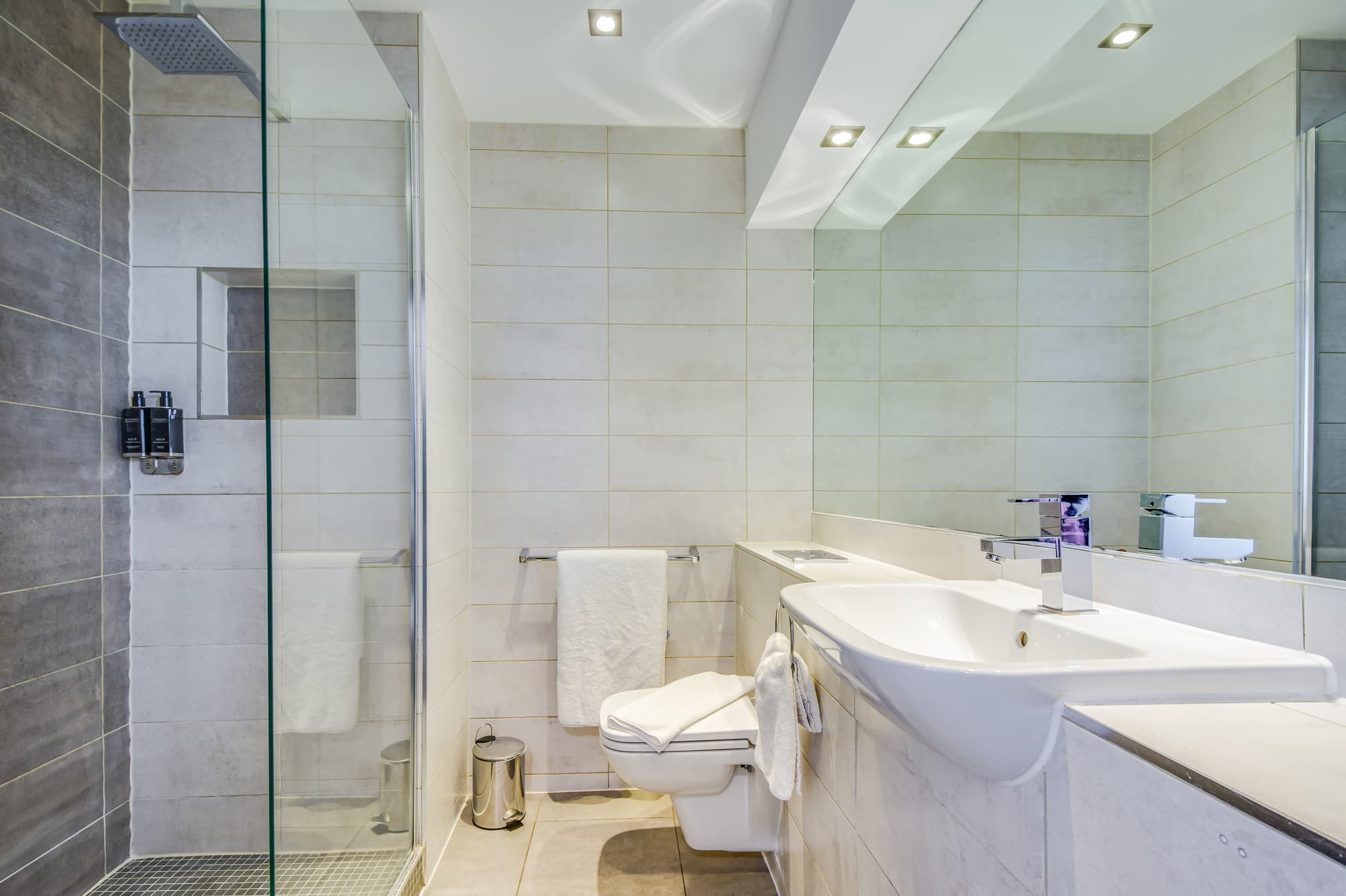 Roomzzz Nottingham, Room