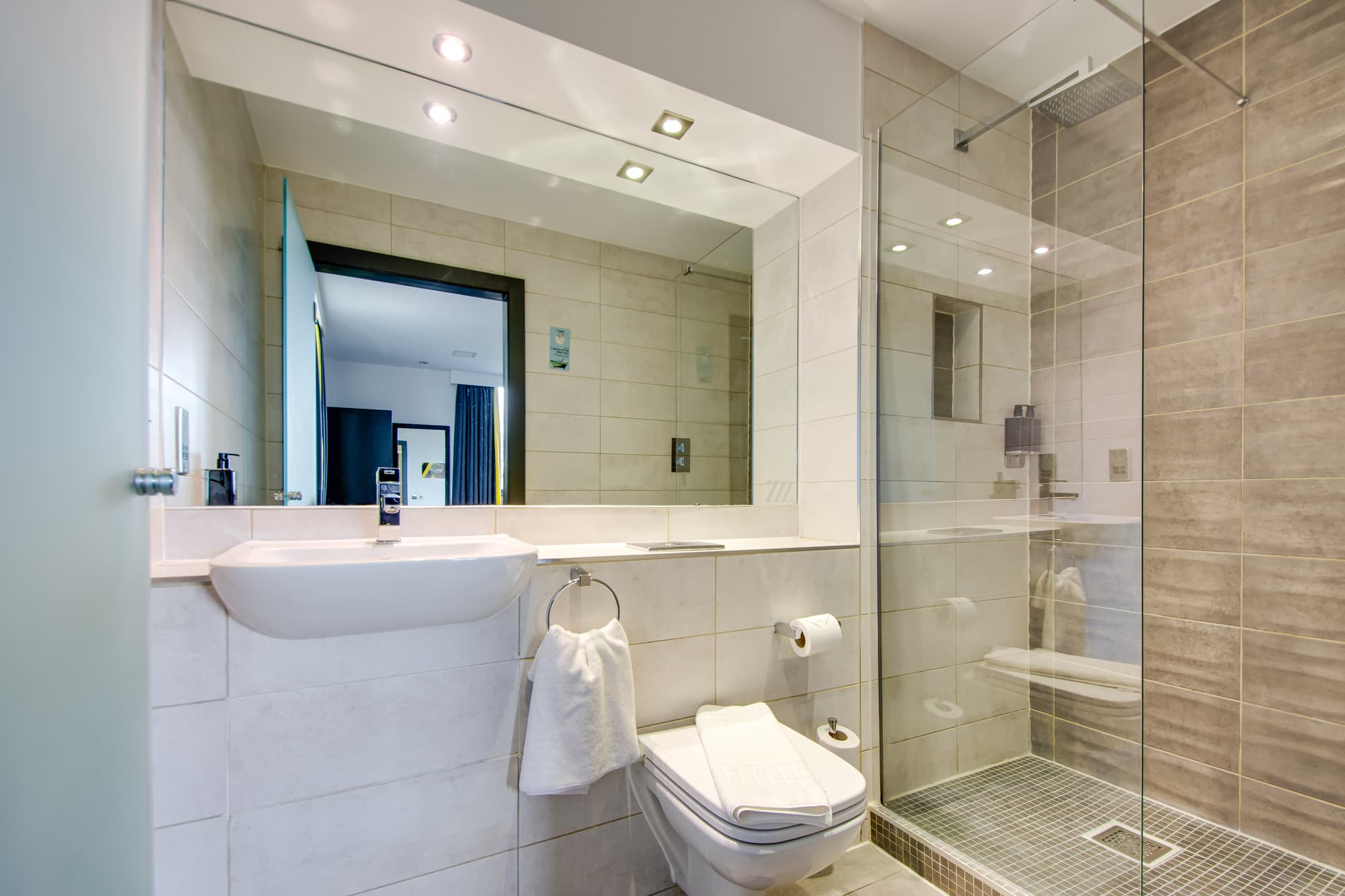 Roomzzz Nottingham, Room