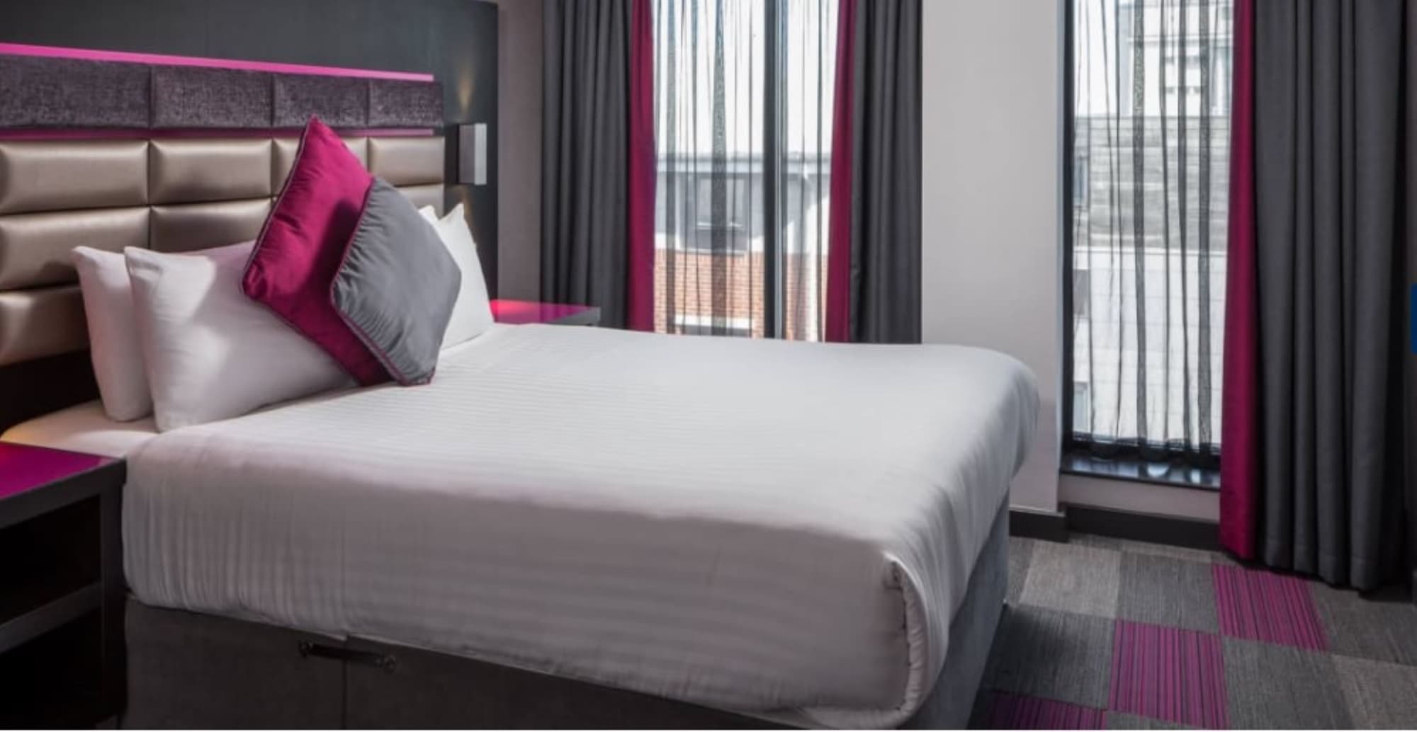 Roomzzz Nottingham, Room