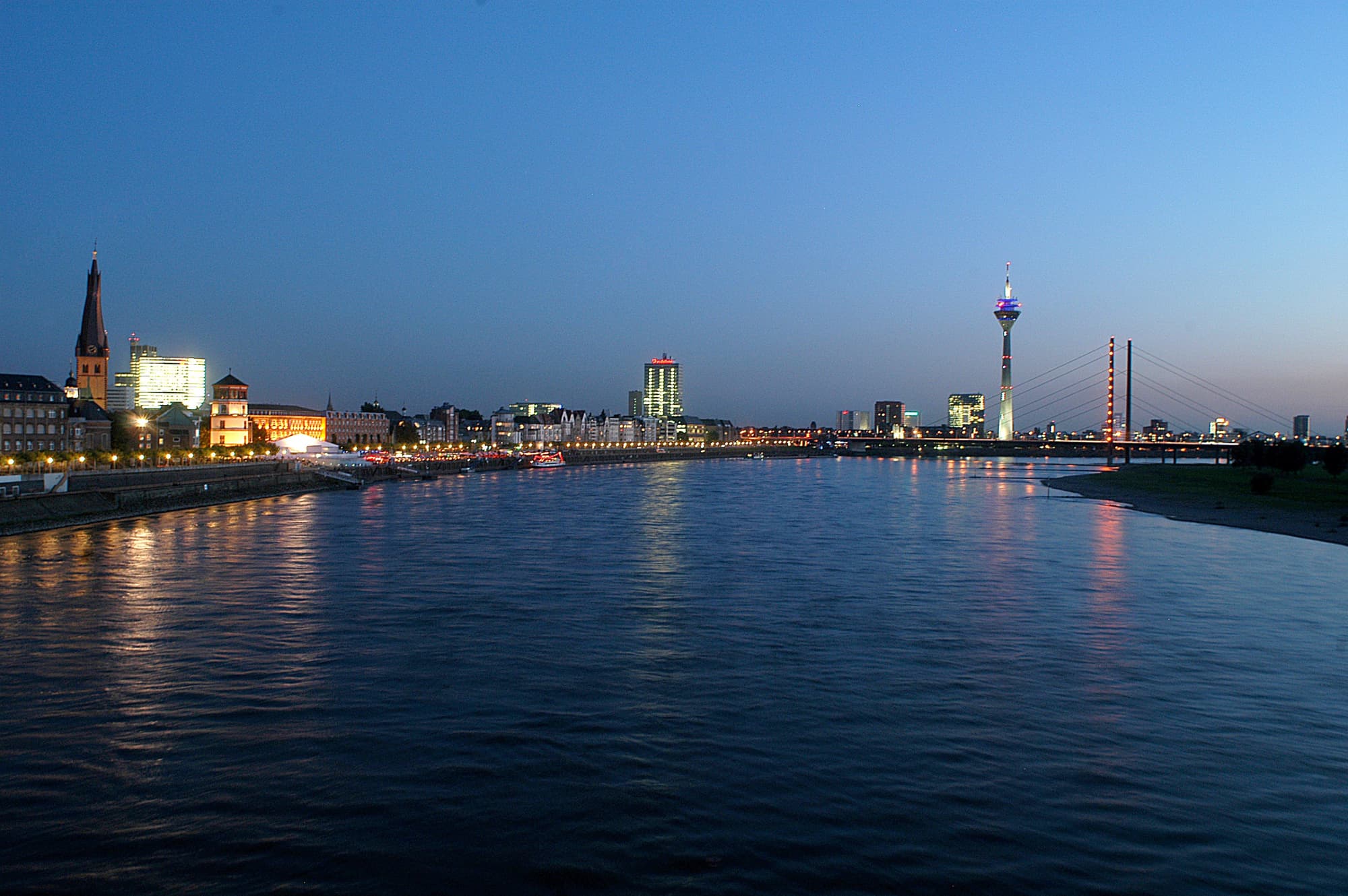 Premier Inn Düsseldorf City Centre, General view